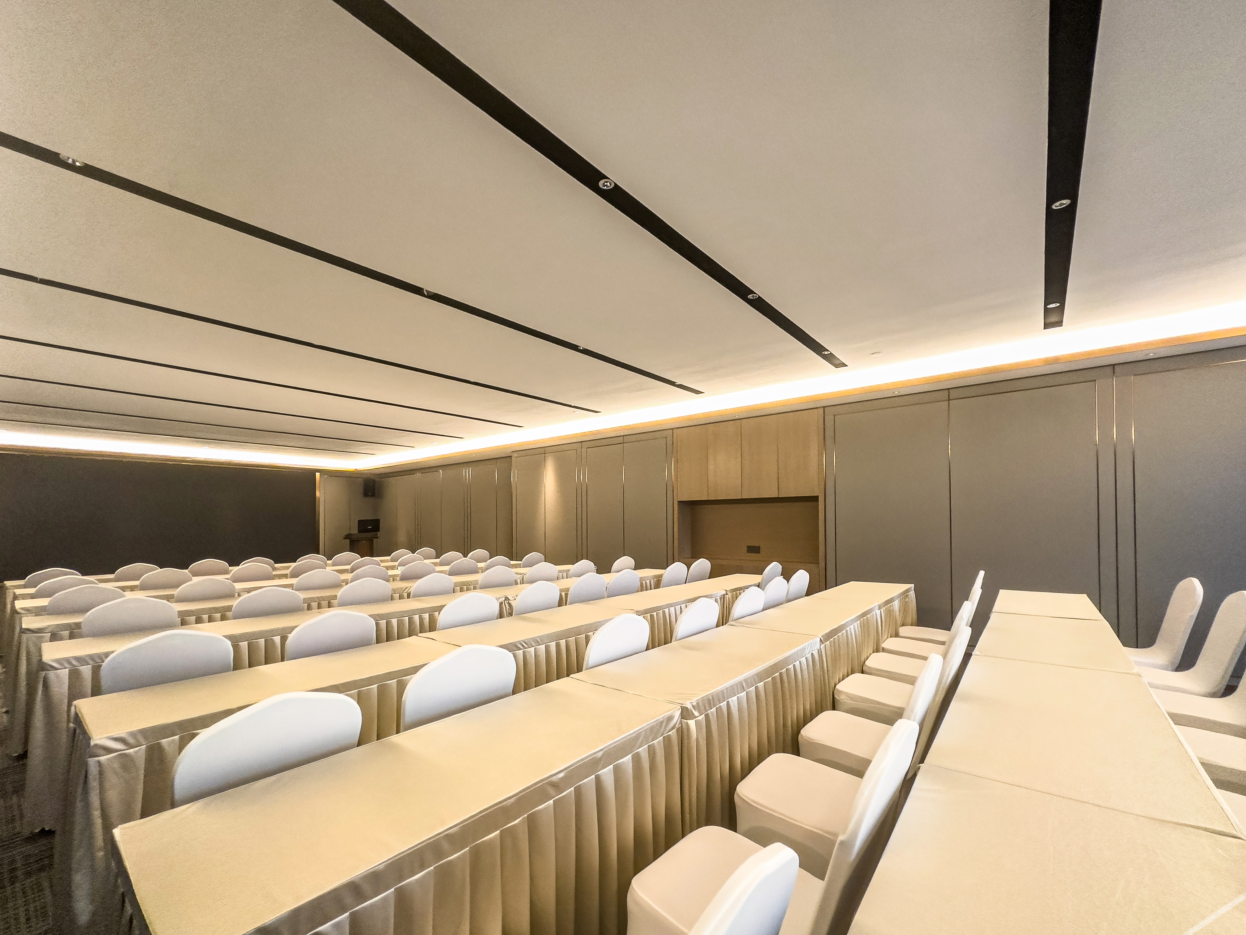 Lavande Hotel (Beihai Hepu High-speed Railway Station Haisi Shougang Branch) 3*
