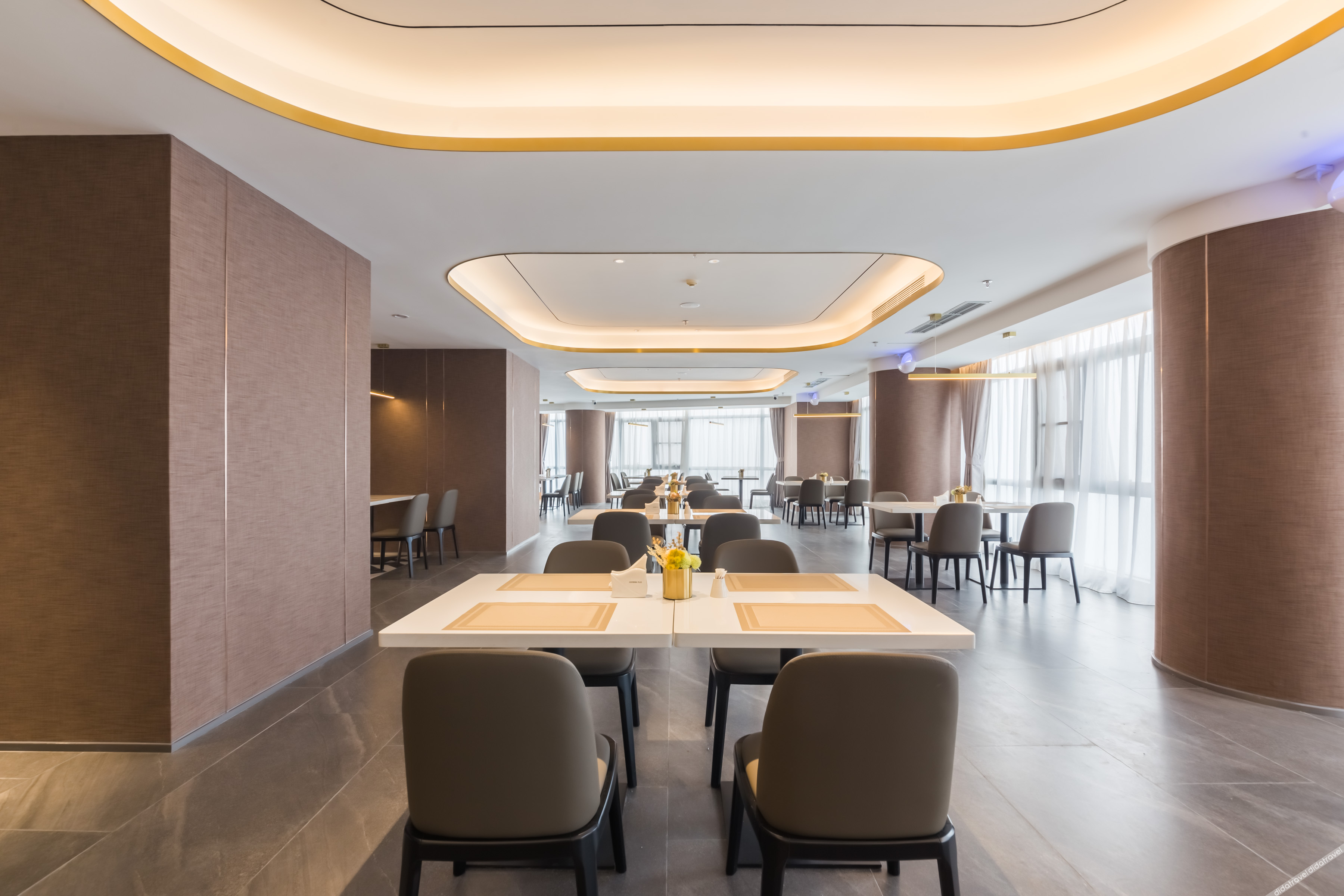 Homeinn Plus Hotel (Chongqing Olympic Sports Center Square Yuanjiagang Subway Station) 3*
