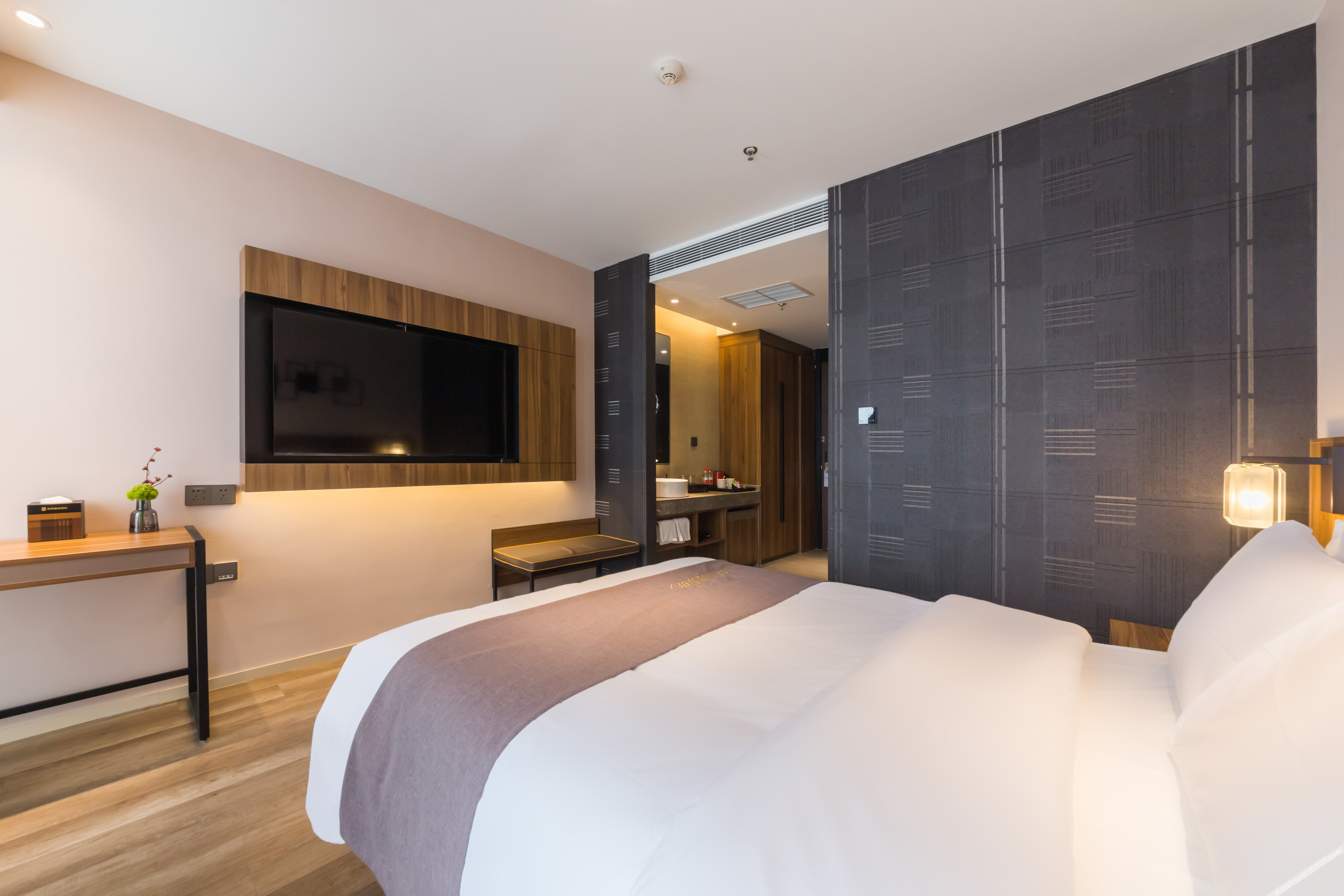 Homeinn Plus Hotel (Chongqing Olympic Sports Center Square Yuanjiagang Subway Station) 3*