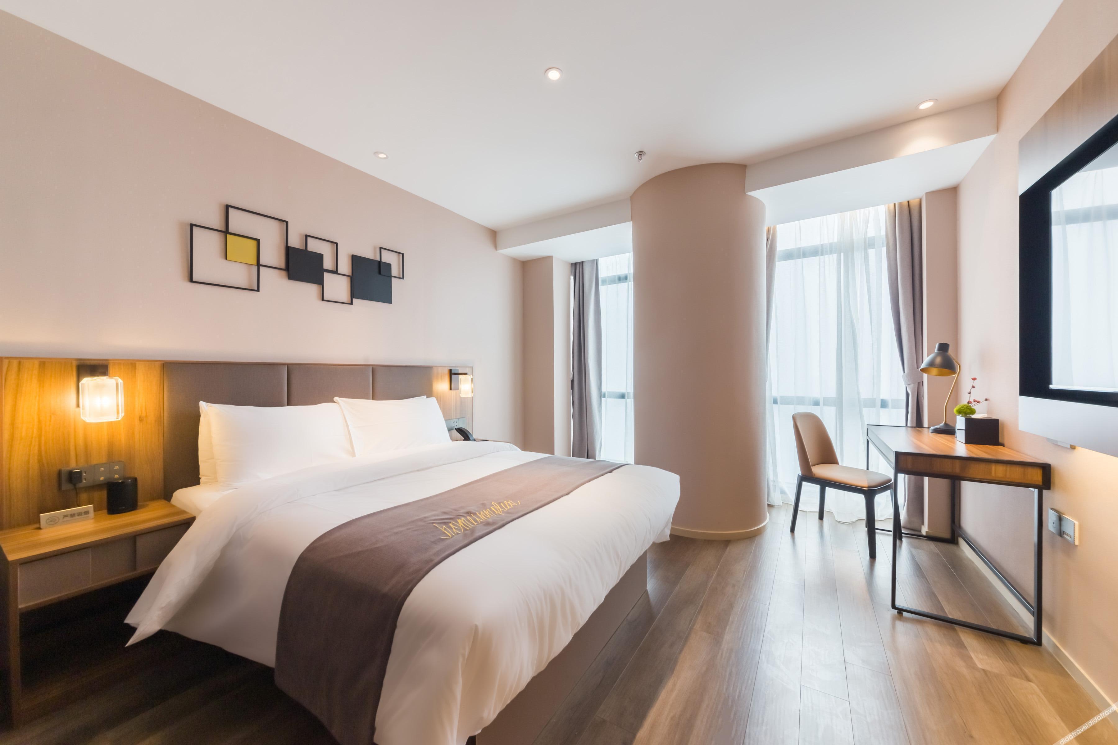 Homeinn Plus Hotel (Chongqing Olympic Sports Center Square Yuanjiagang Subway Station) 3*