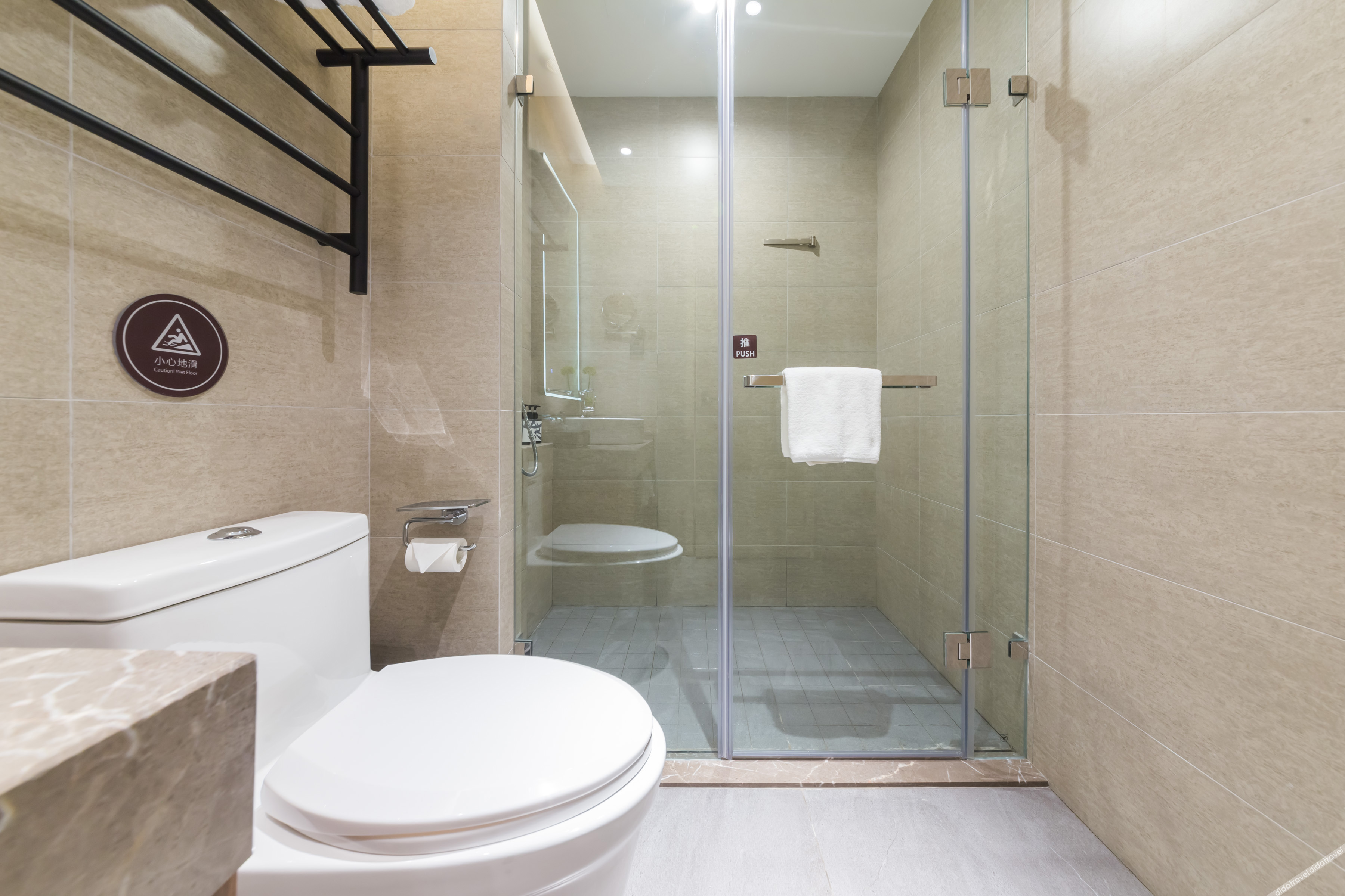Homeinn Plus Hotel (Chongqing Olympic Sports Center Square Yuanjiagang Subway Station) 3*