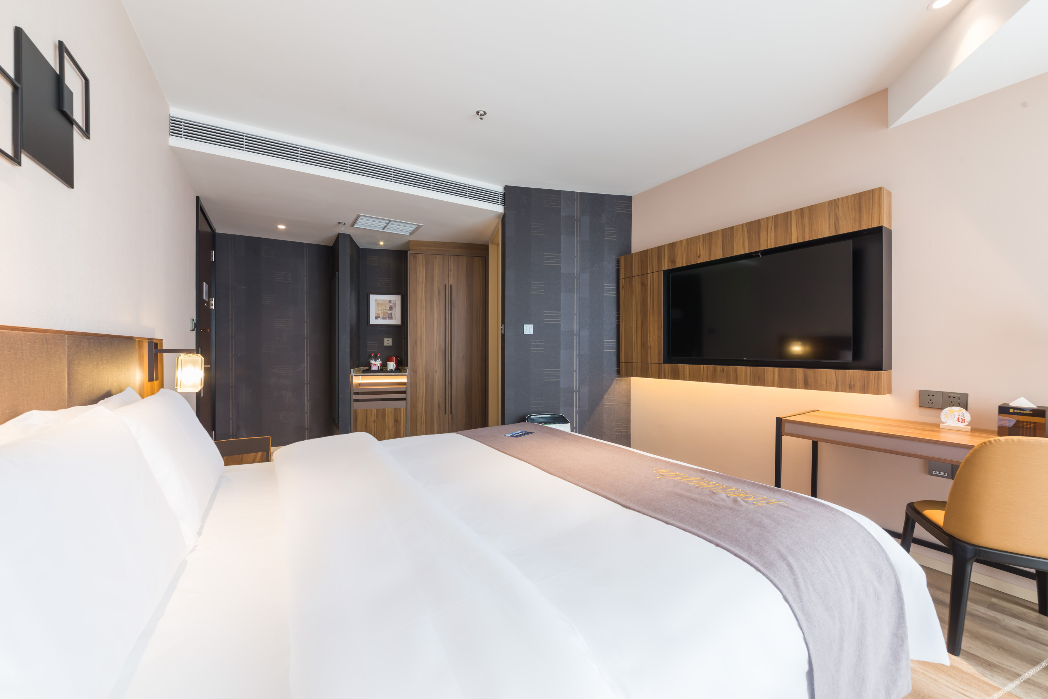 Homeinn Plus Hotel (Chongqing Olympic Sports Center Square Yuanjiagang Subway Station) 3*
