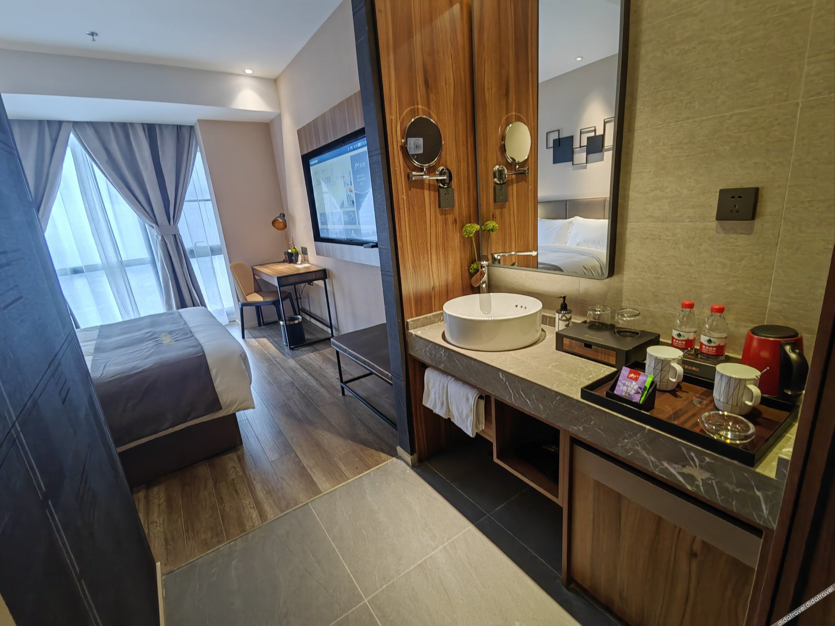 Homeinn Plus Hotel (Chongqing Olympic Sports Center Square Yuanjiagang Subway Station) 3*