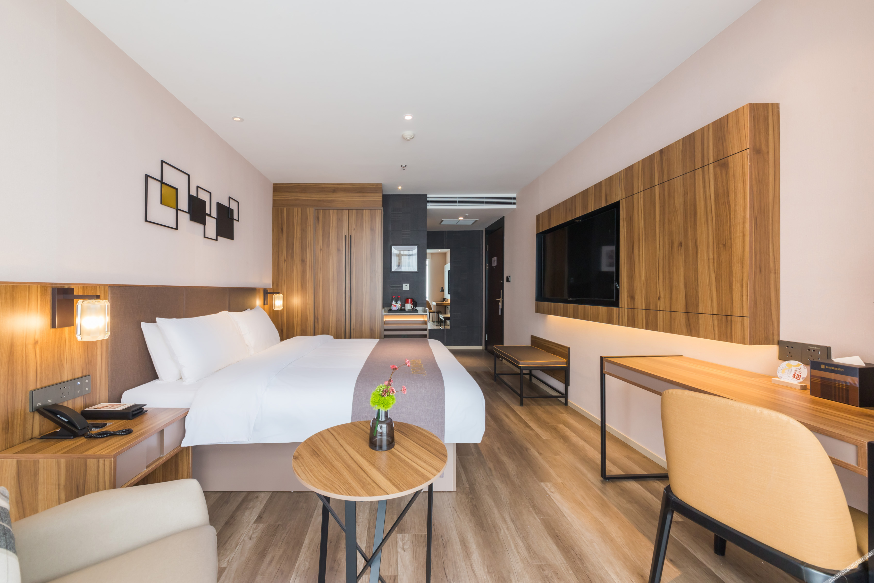 Homeinn Plus Hotel (Chongqing Olympic Sports Center Square Yuanjiagang Subway Station) 3*