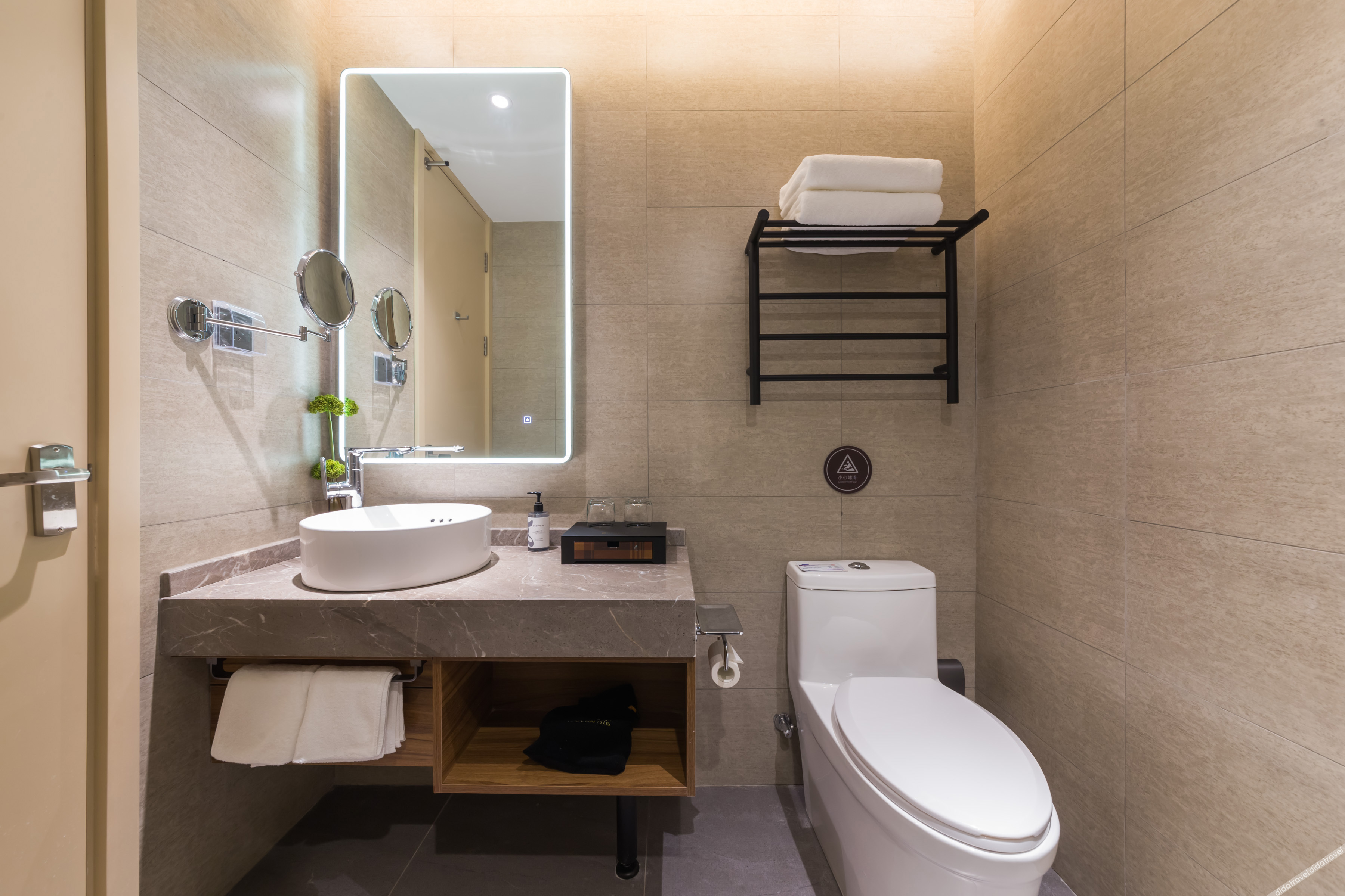 Homeinn Plus Hotel (Chongqing Olympic Sports Center Square Yuanjiagang Subway Station) 3*
