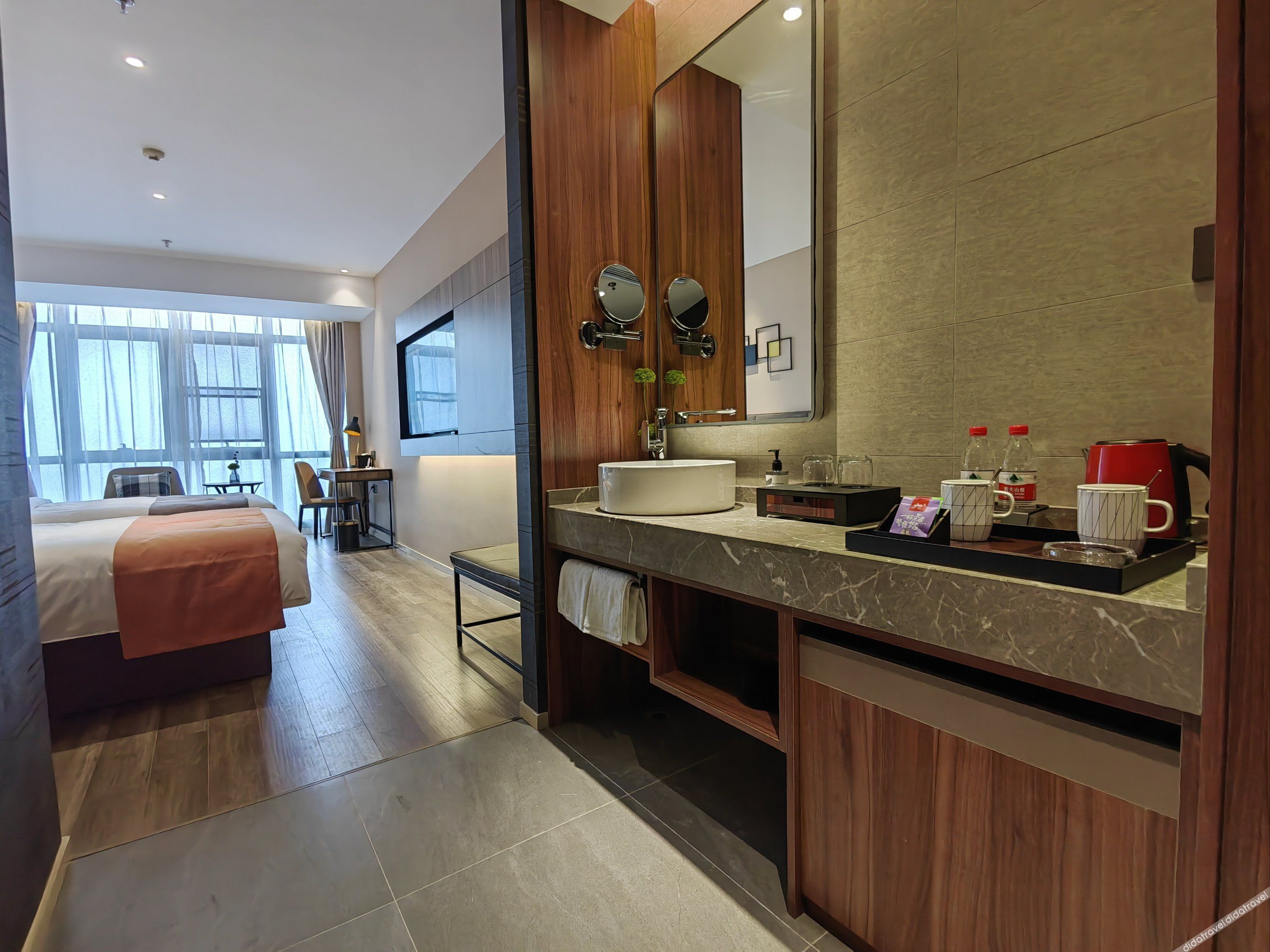 Homeinn Plus Hotel (Chongqing Olympic Sports Center Square Yuanjiagang Subway Station) 3*