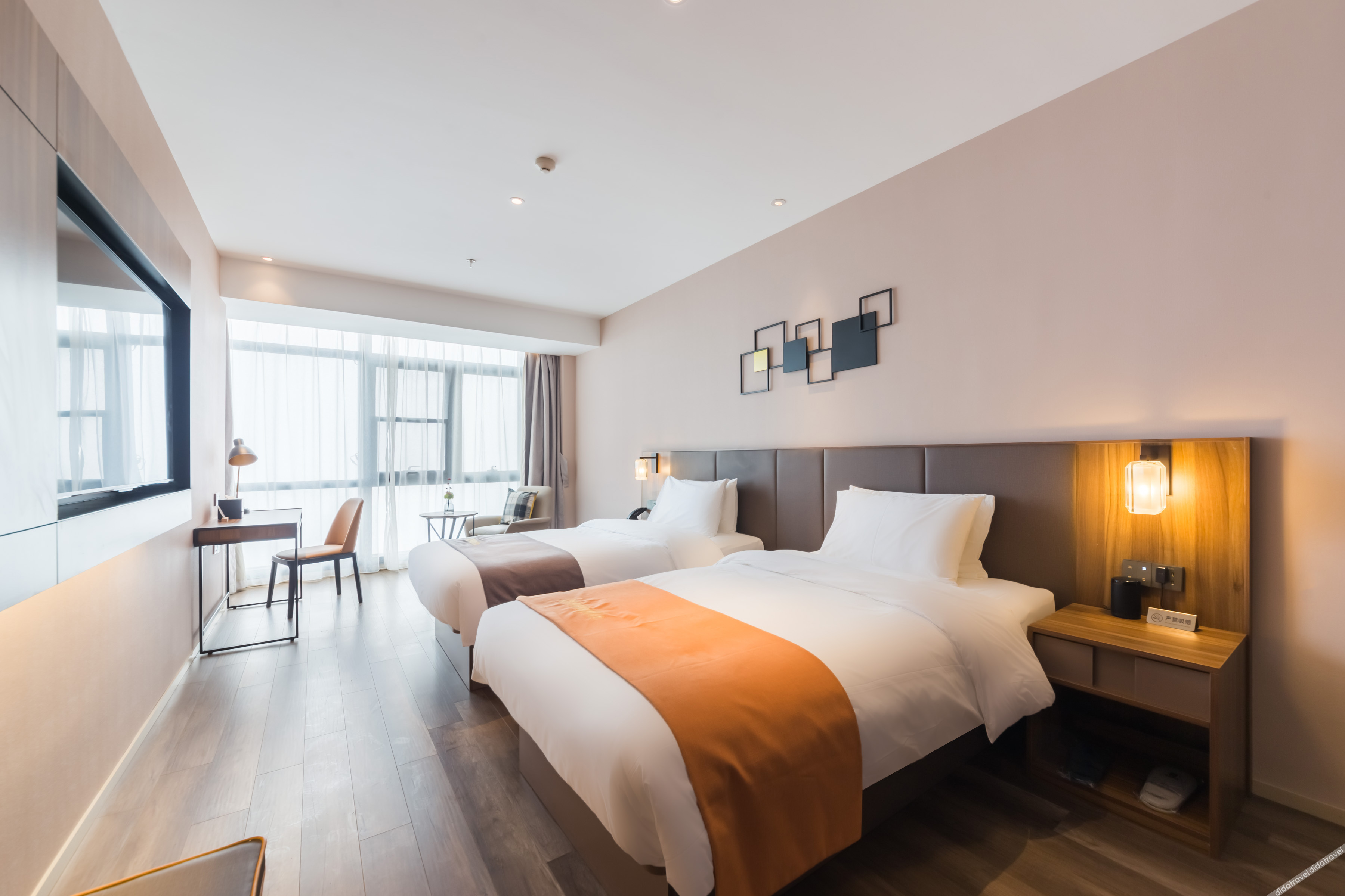 Homeinn Plus Hotel (Chongqing Olympic Sports Center Square Yuanjiagang Subway Station) 3*