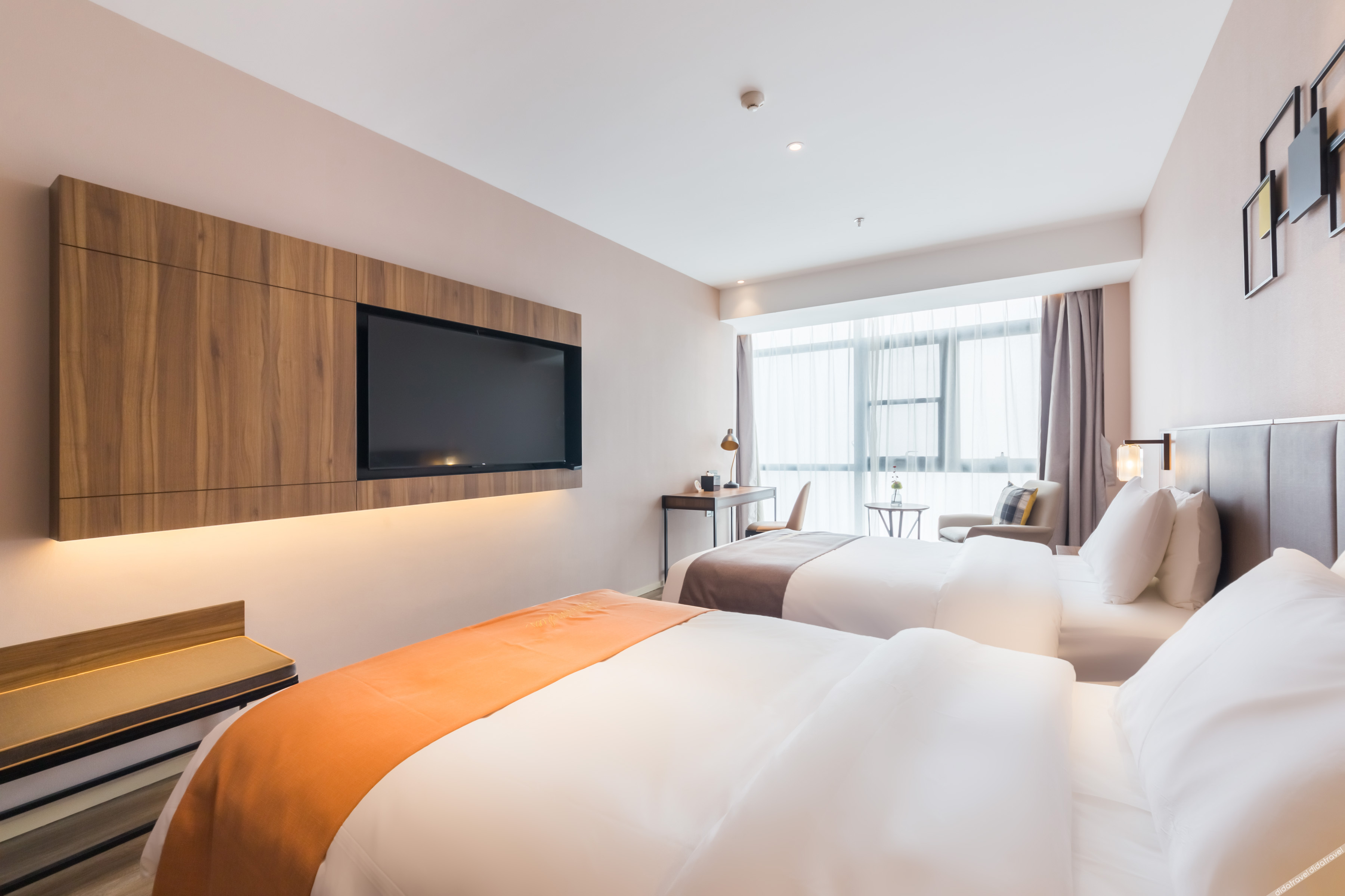 Homeinn Plus Hotel (Chongqing Olympic Sports Center Square Yuanjiagang Subway Station) 3*