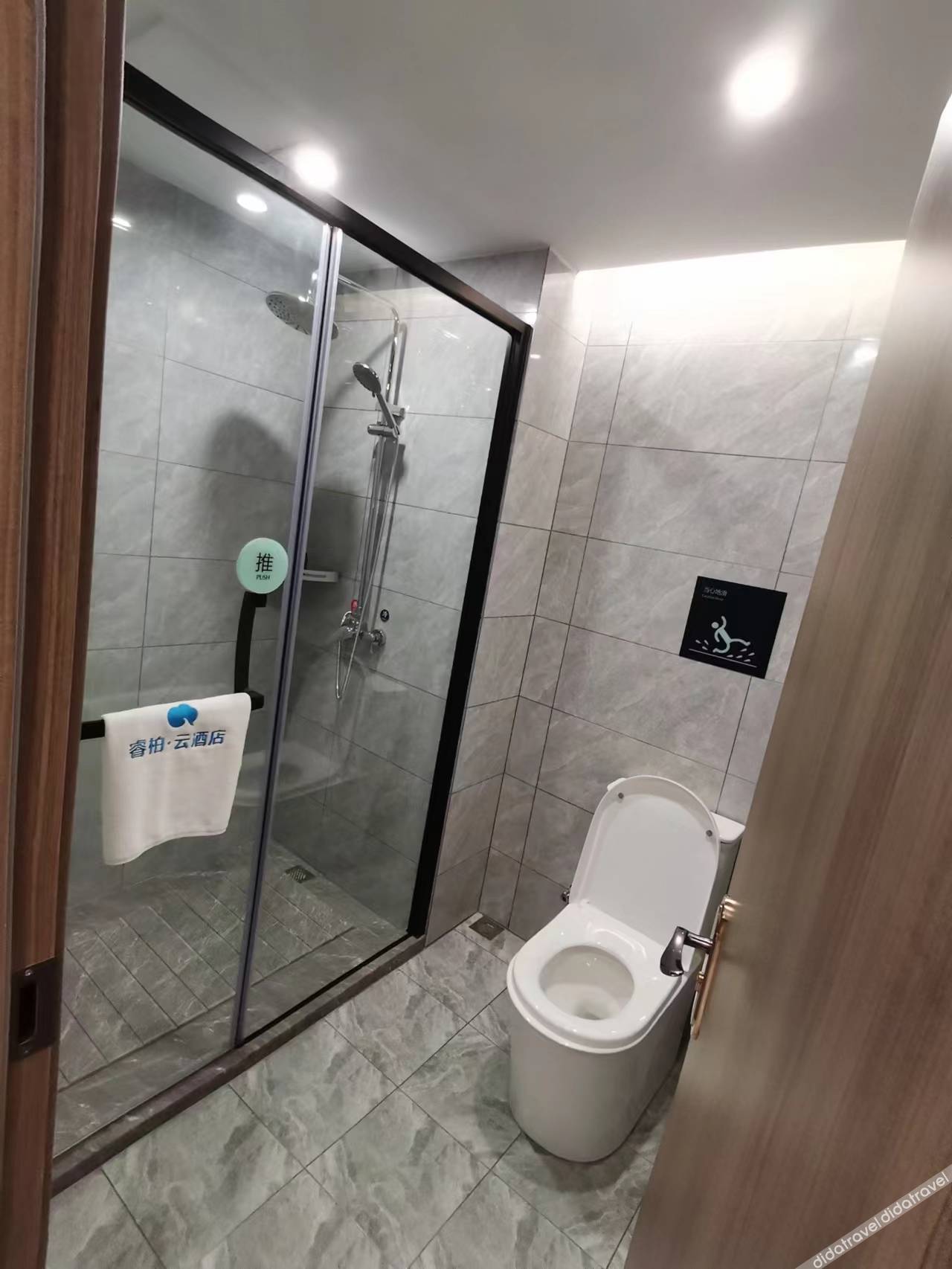 Home Inn Bai Yun Hotel (Qinhuangdao Lulong Hongyi International City Branch) 3*