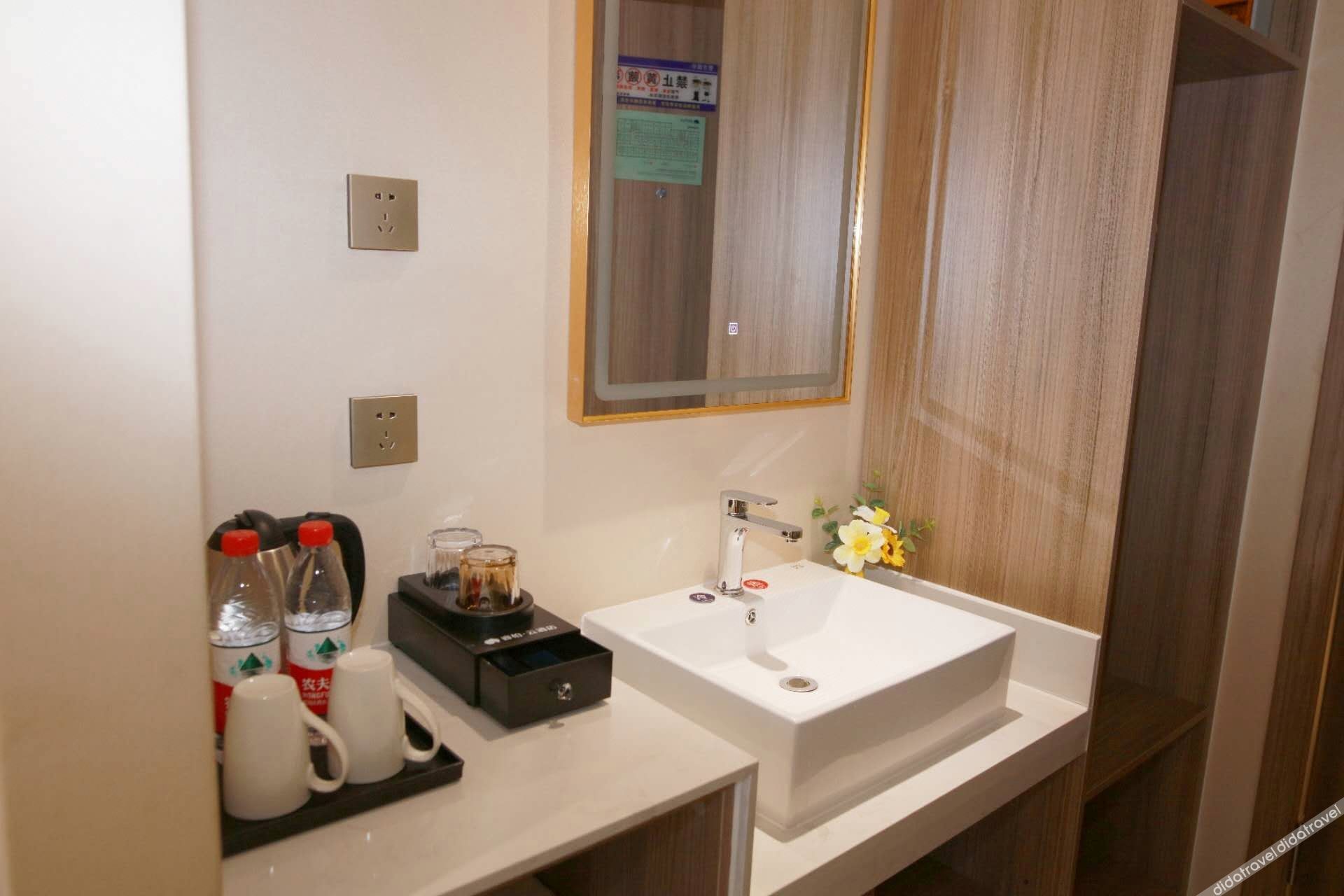 Home Inn Bai Yun Hotel (Qinhuangdao Lulong Hongyi International City Branch) 3*