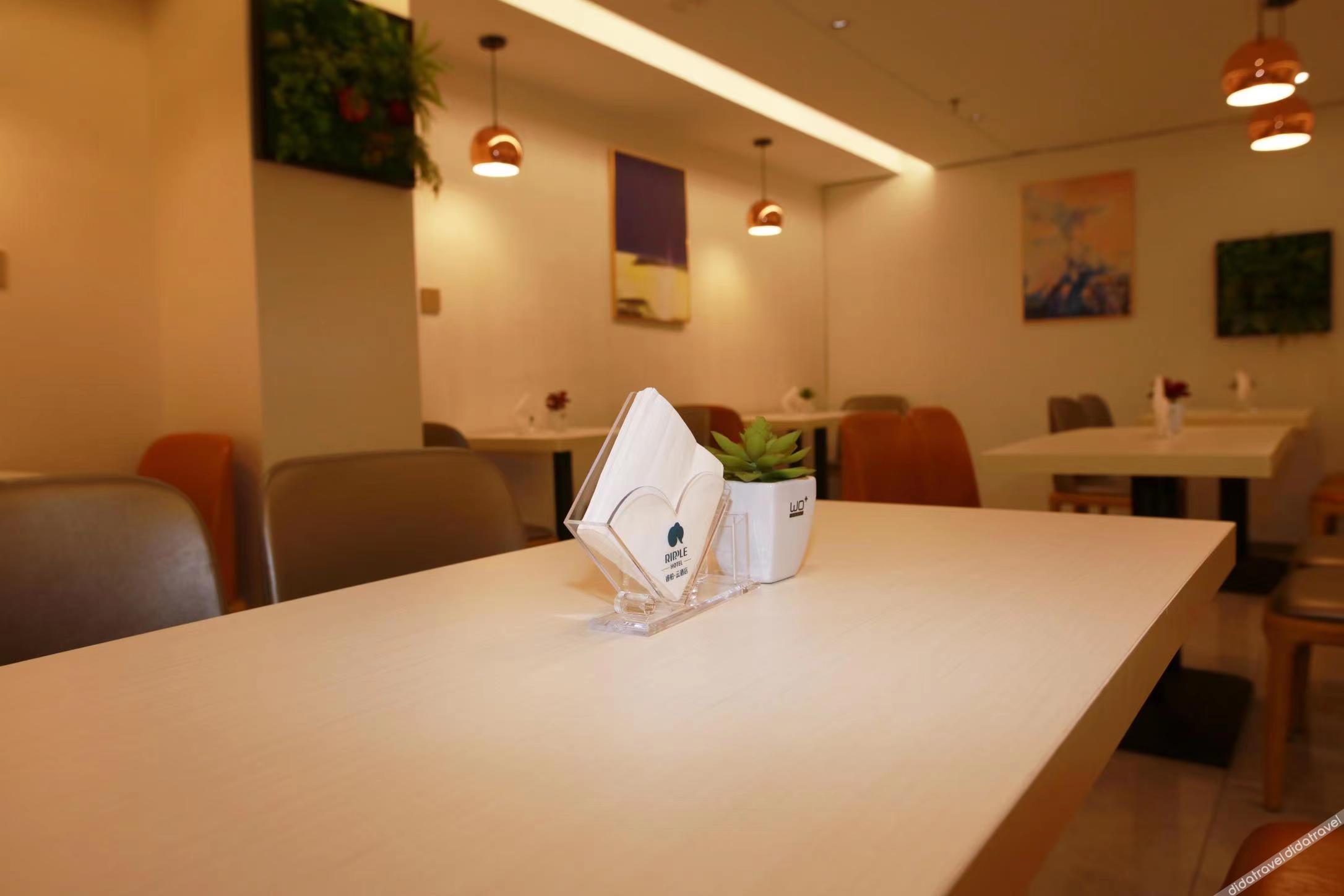 Home Inn Bai Yun Hotel (Qinhuangdao Lulong Hongyi International City Branch) 3*