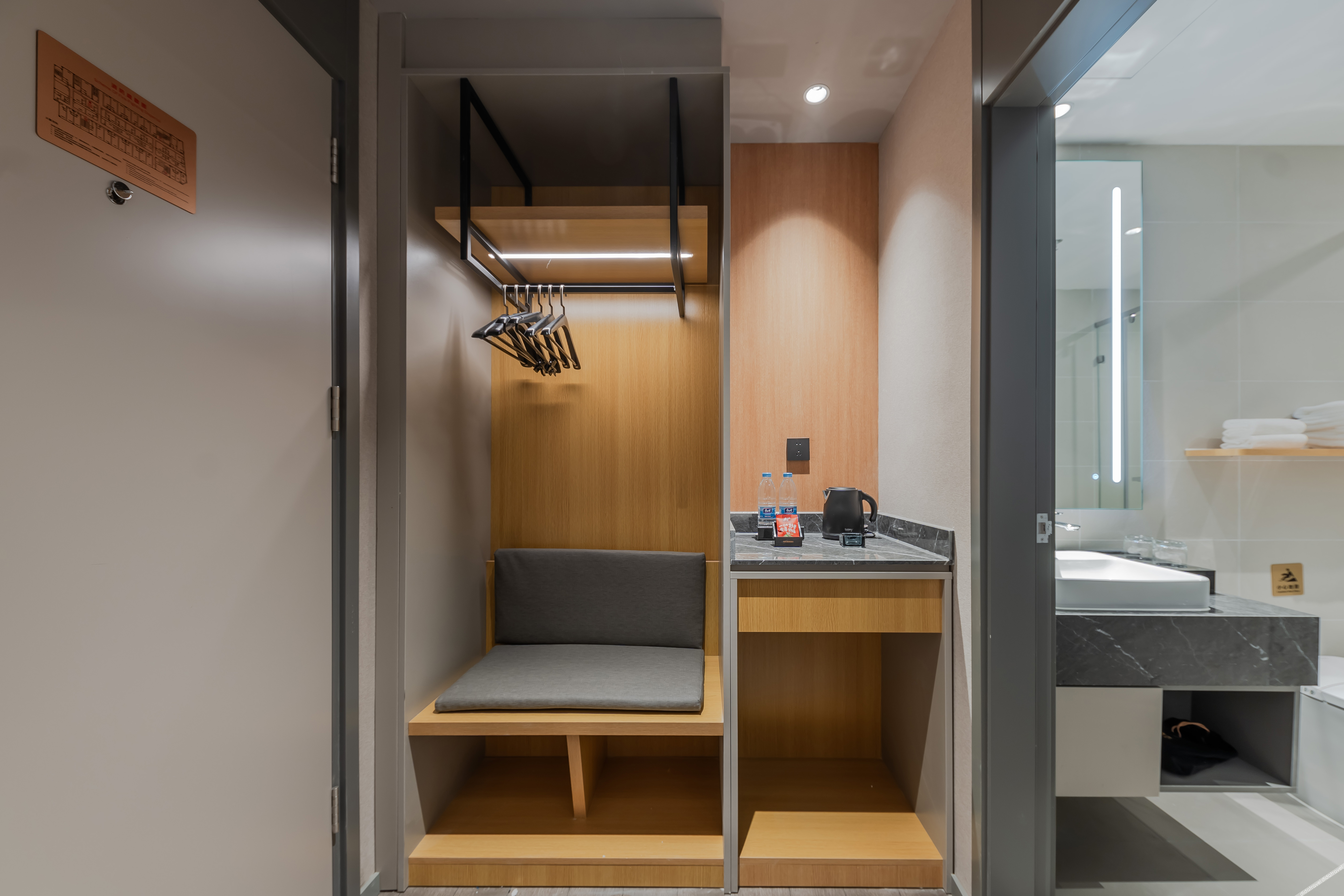 Homeinn Selected Hotel (Nanjing Zhongcai Logistics Dongqi Road Metro Station) 3*