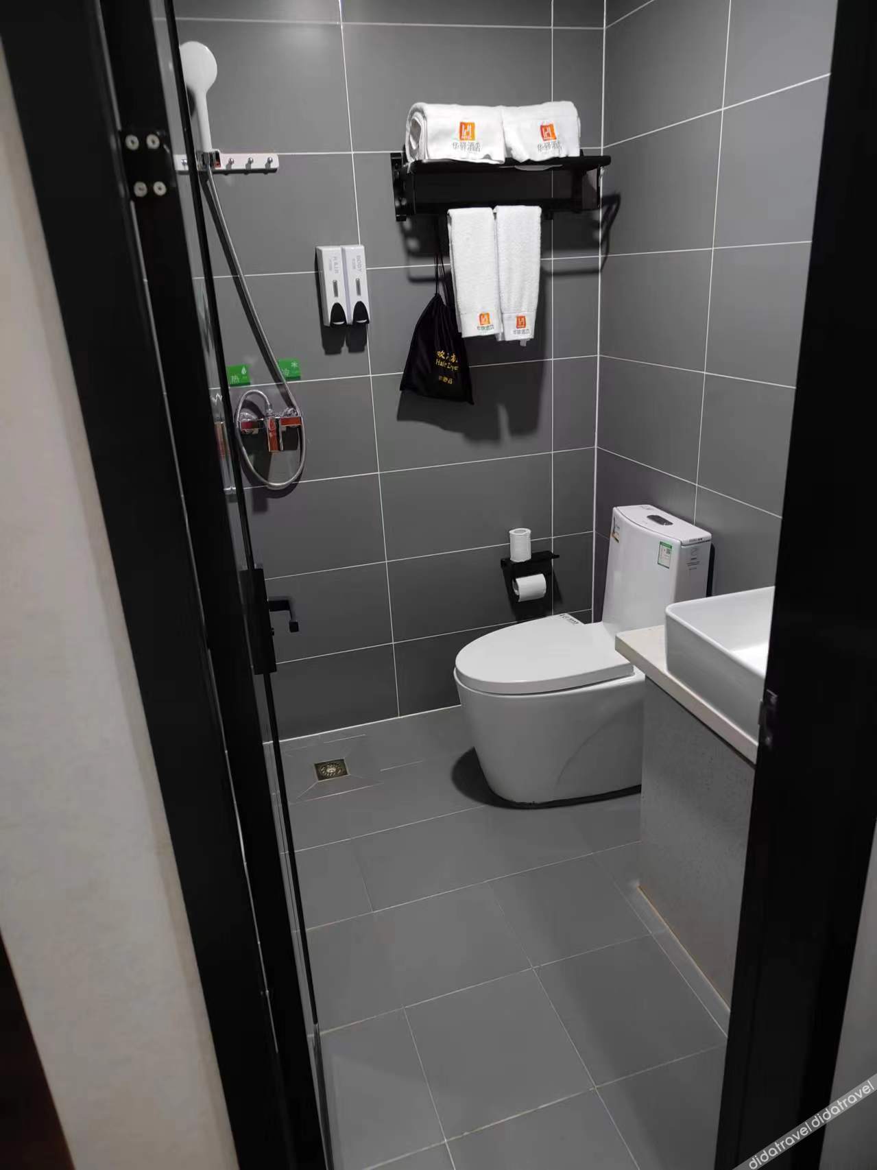 Huaxuan Hotel (Haixing Hai'an Road Branch) 2*