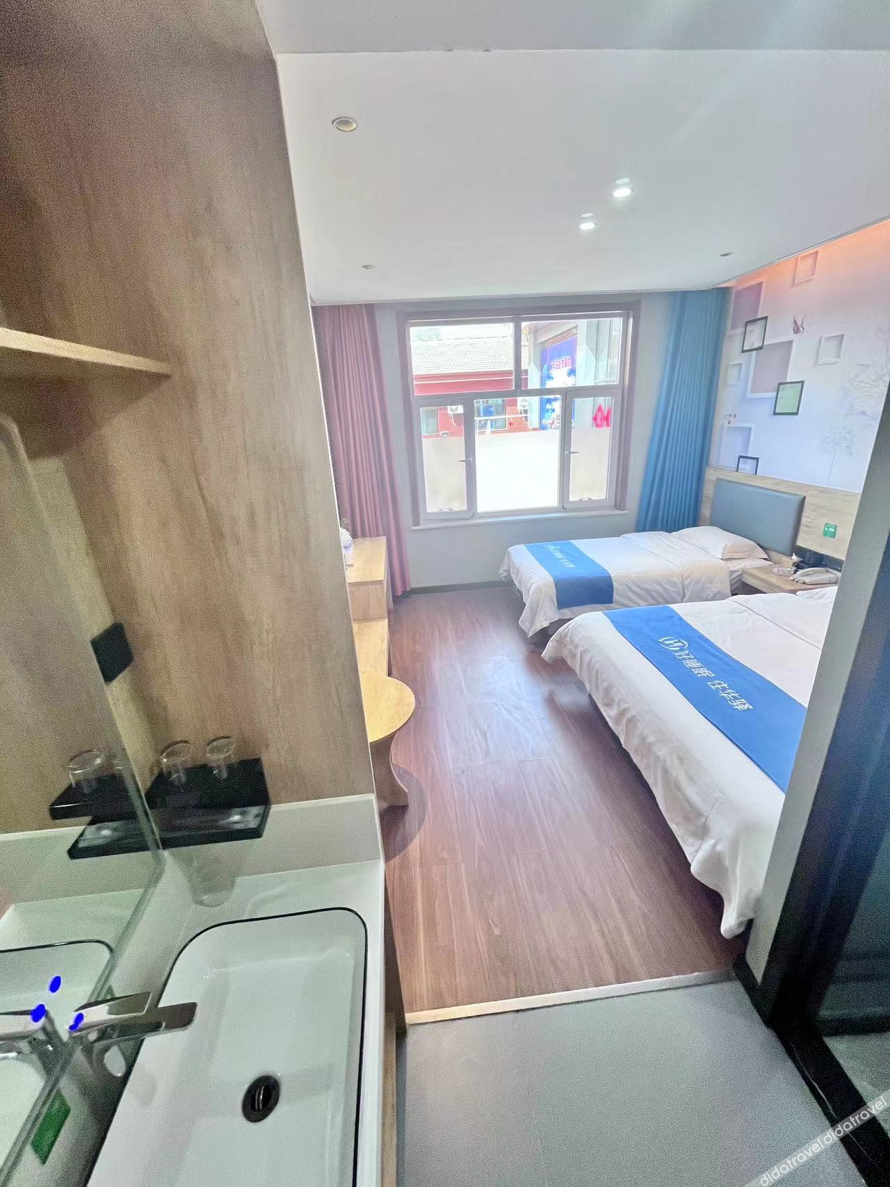 Huaxuan Hotel (Haixing Hai'an Road Branch) 2*