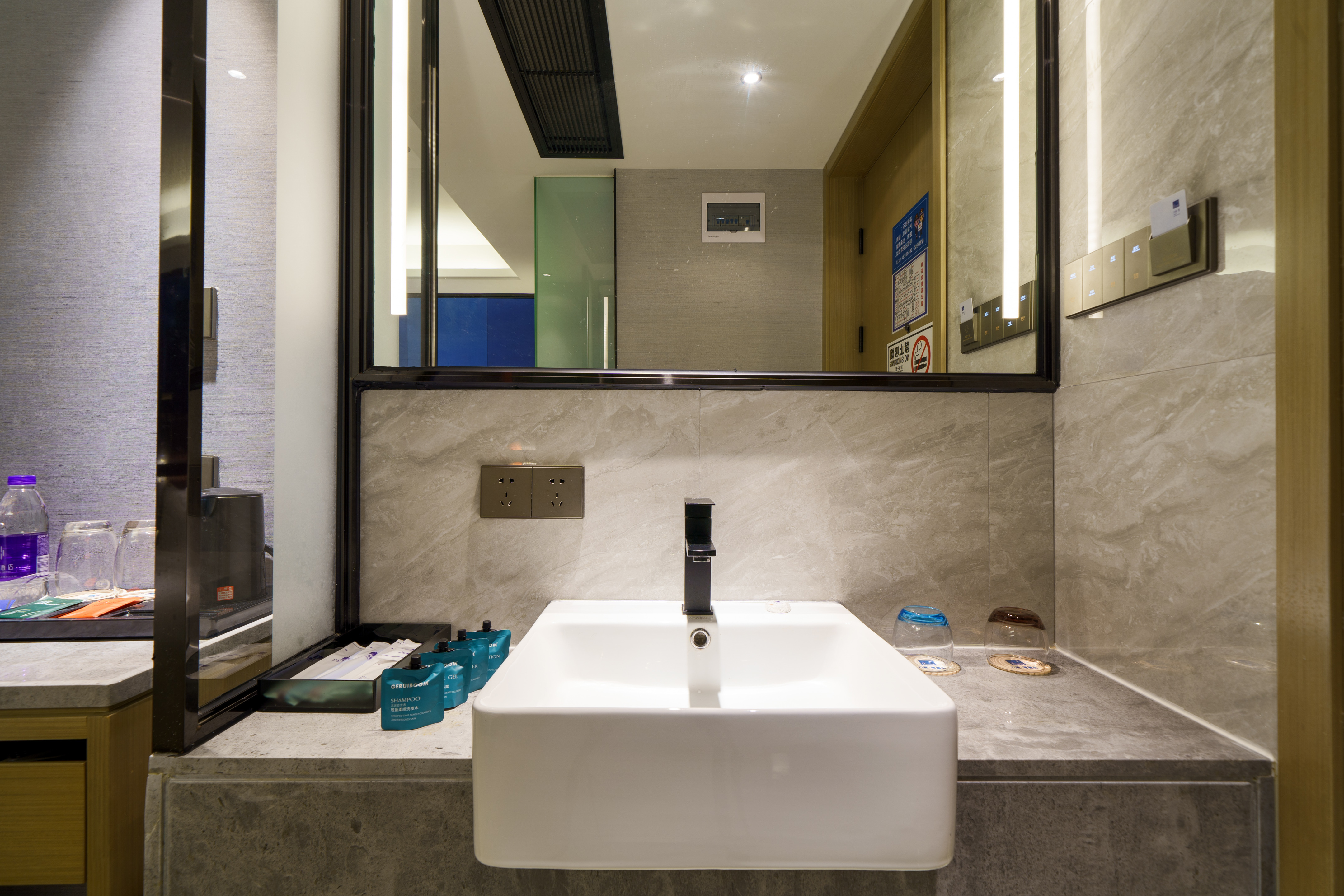 Green Carrier Hotel (Shenzhen Nanshan Coast Chengnan Oil Store) 2*