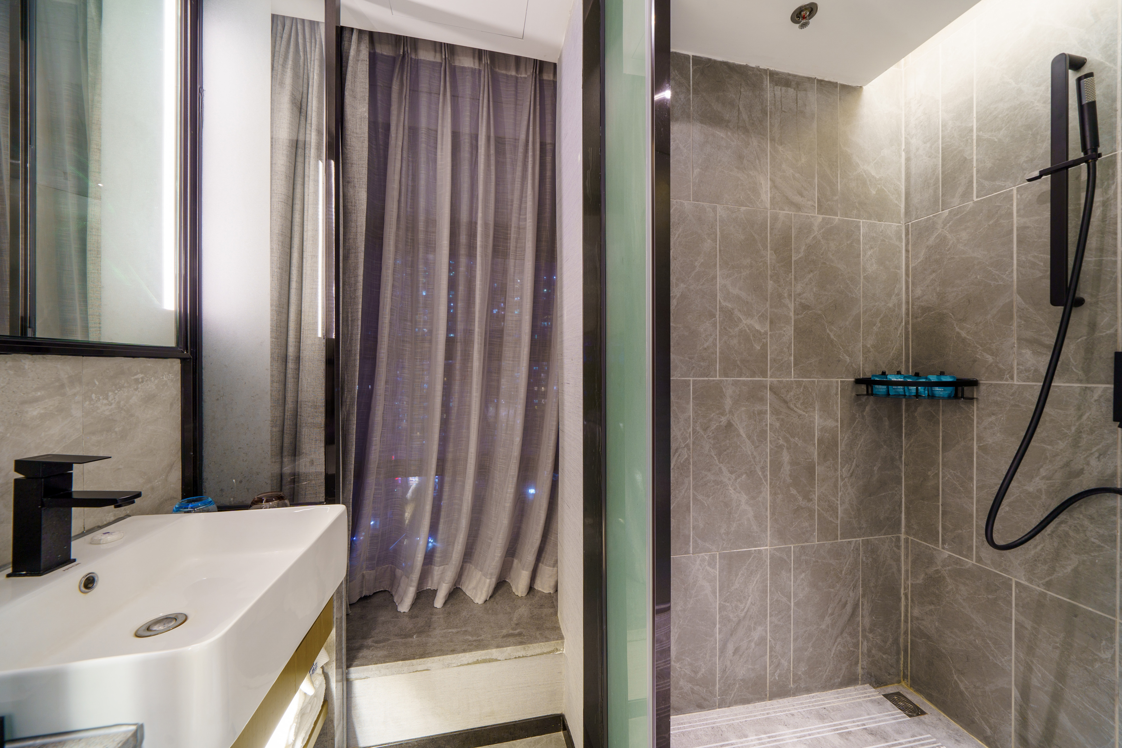 Green Carrier Hotel (Shenzhen Nanshan Coast Chengnan Oil Store) 2*