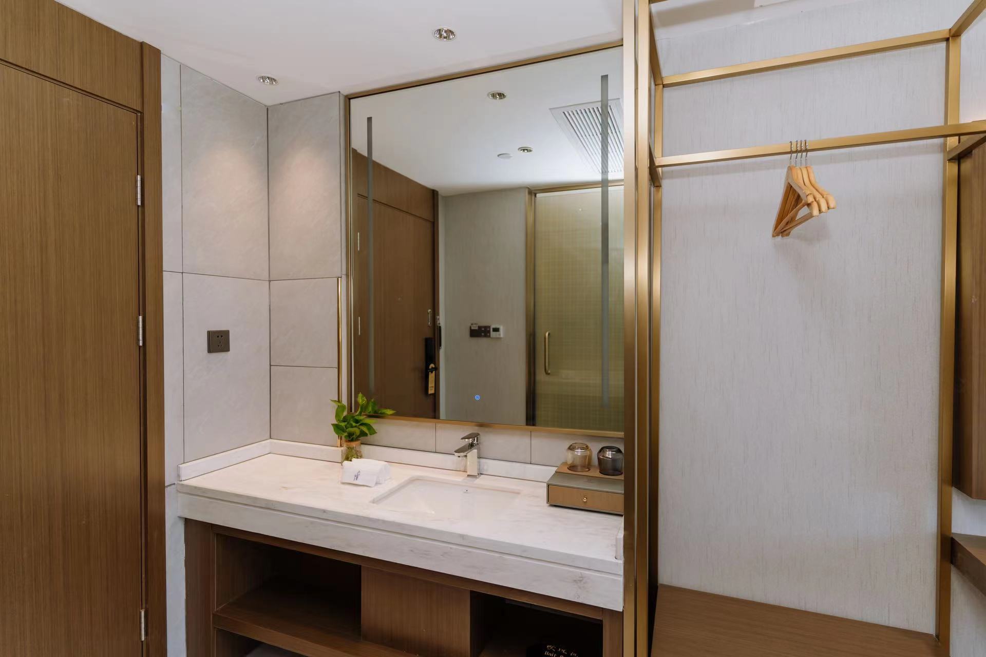 Fengkai Riverside Hotel 2*