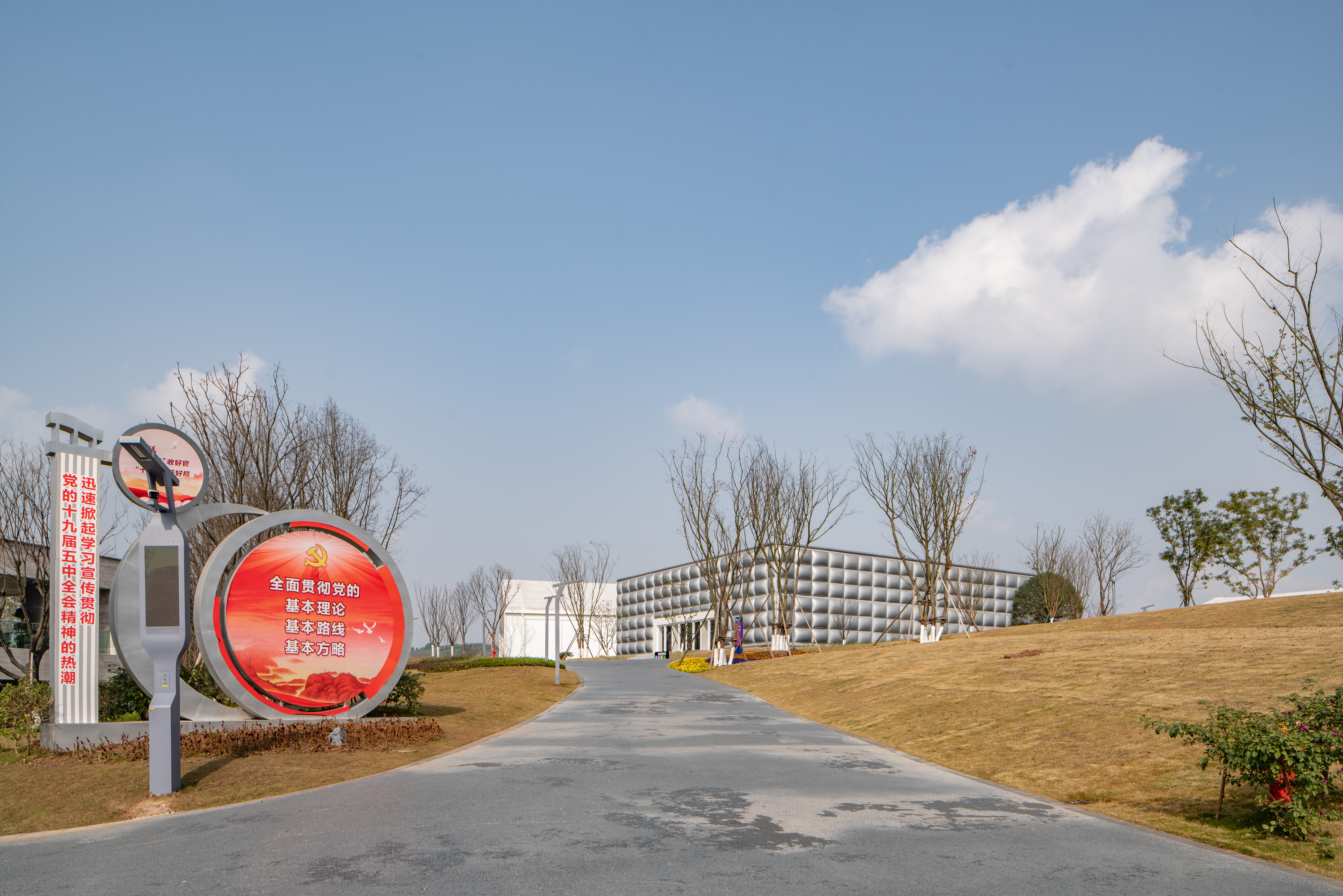 Wuyu Hotel (Happy Valley & Longfor Paradise Walk Lijia ) 3*