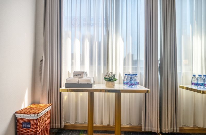 Elong Hotel (Shenzhen Zhongying Street Shatoujiao Metro Station Branch) 3*