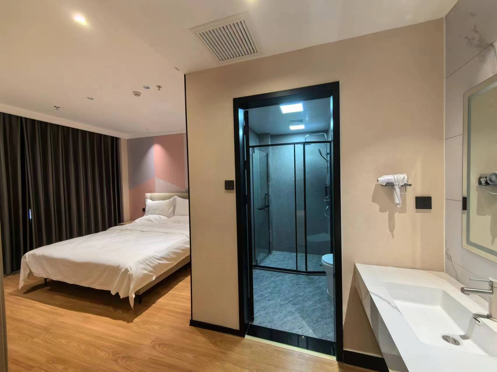 Weifang Hitech Hotel 3*