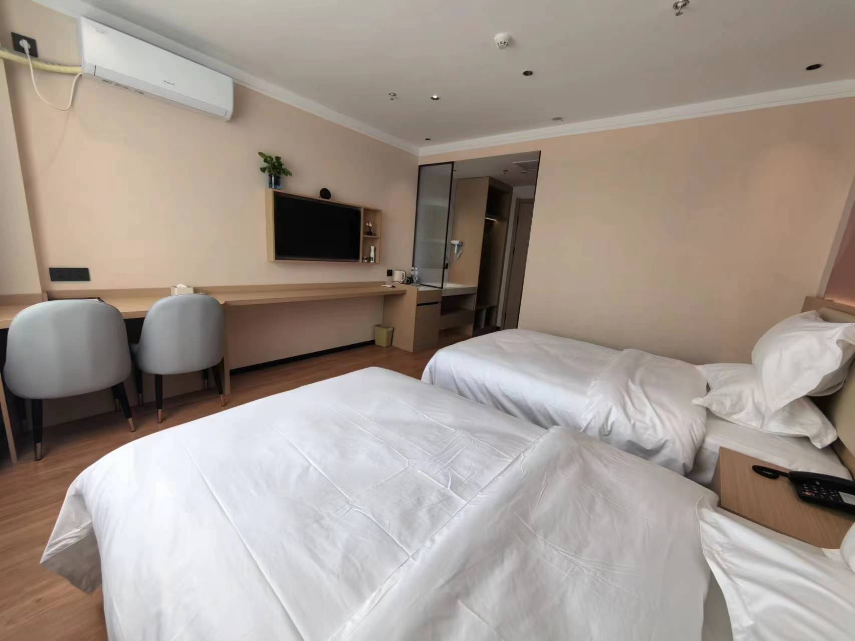 Weifang Hitech Hotel 3*