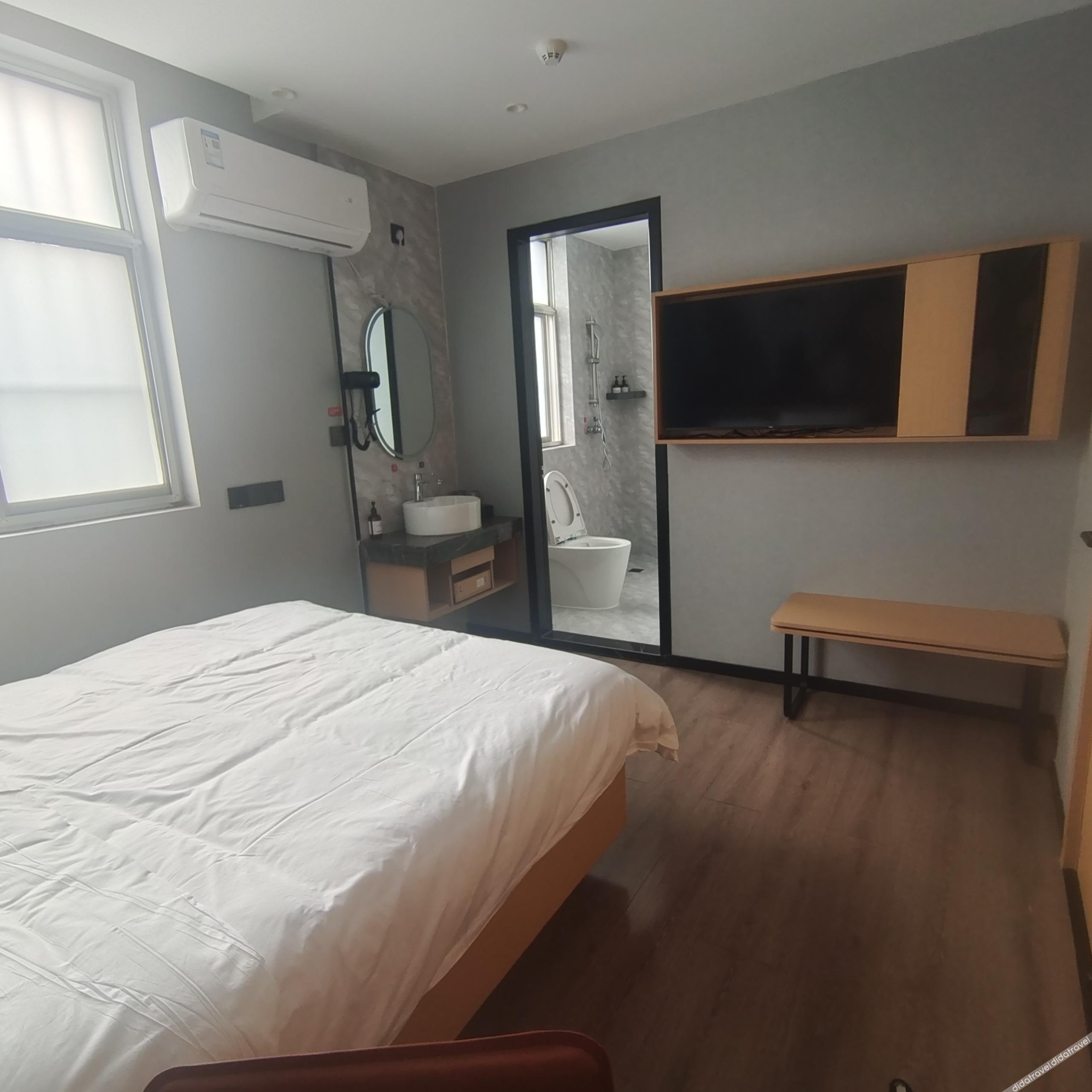 Junyi Hotel (Weifang Qingzhou Bus Station Taihua City) 2*