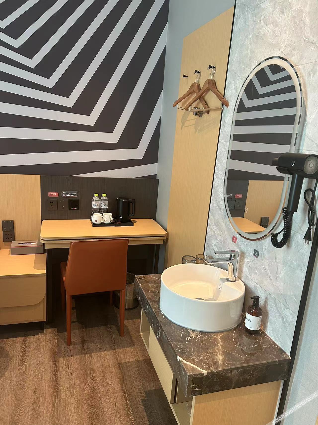 Junyi Hotel (Weifang Qingzhou Bus Station Taihua City) 2*