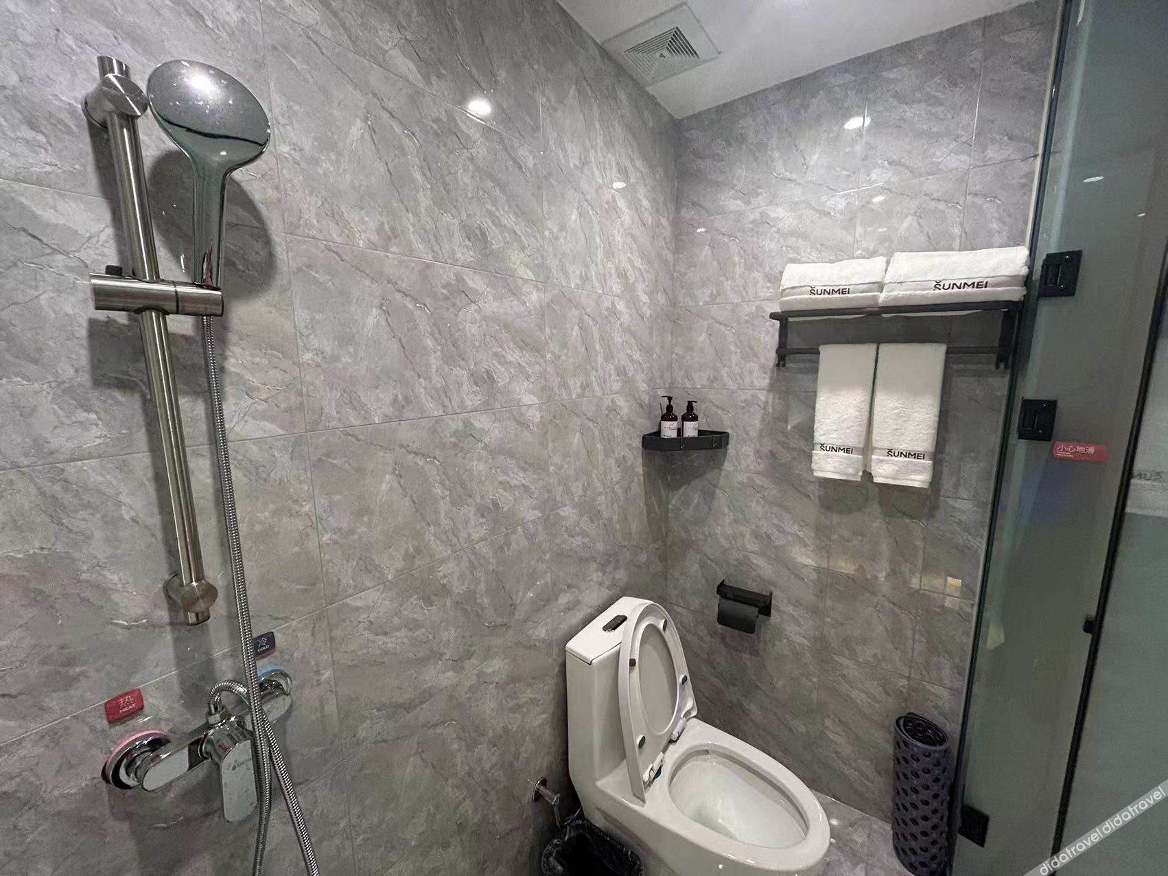 Junyi Hotel (Weifang Qingzhou Bus Station Taihua City) 2*