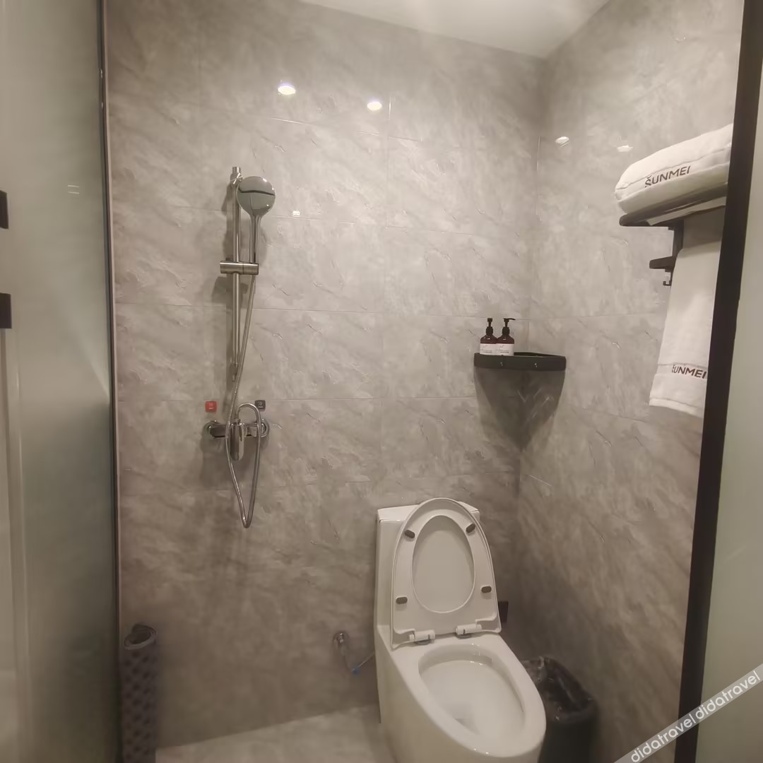 Junyi Hotel (Weifang Qingzhou Bus Station Taihua City) 2*