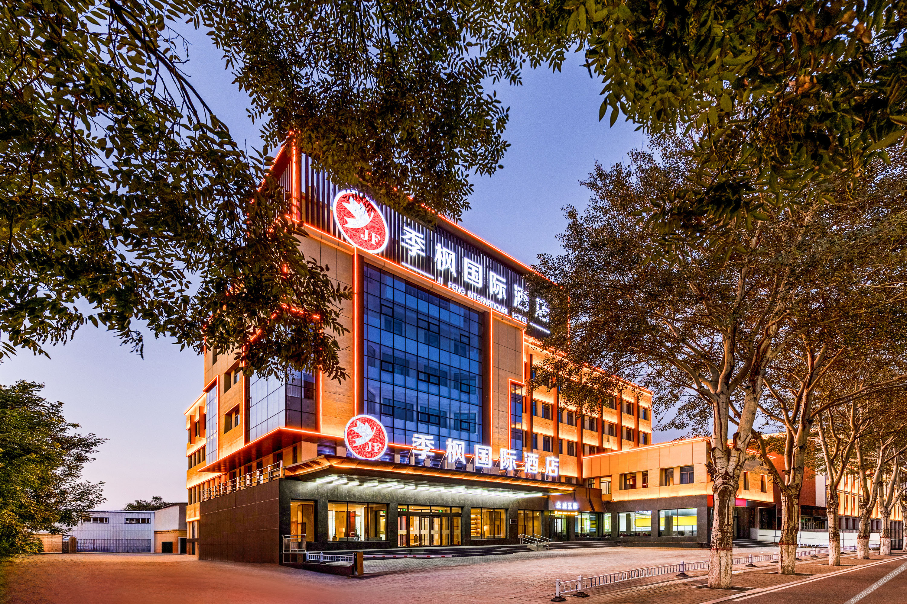 Jifeng International Hotel (Baotou Iron and Steel Street Wangfujing Branch) 3*