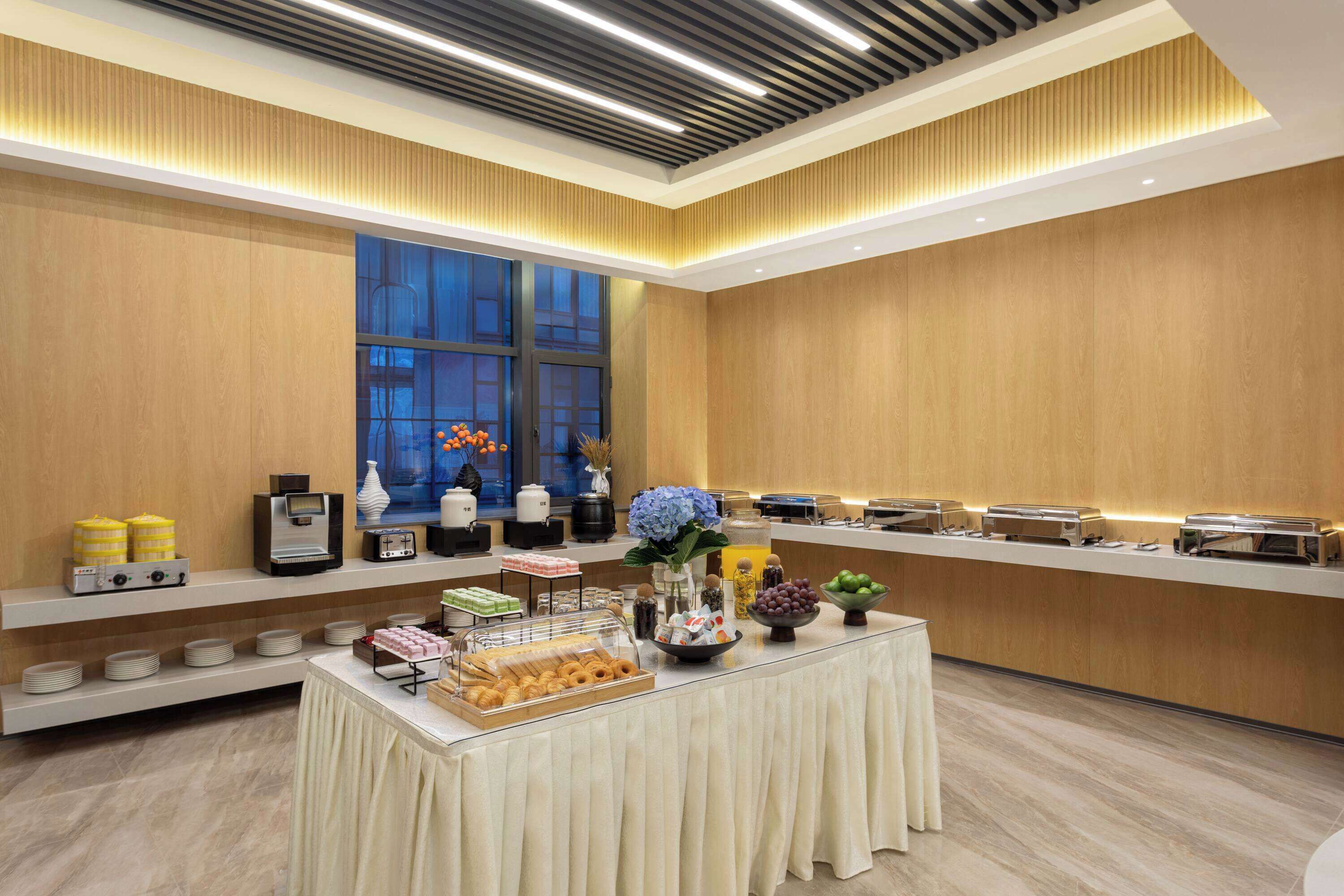 Days Inn By Wyndham Kunming Wujiaba 2*