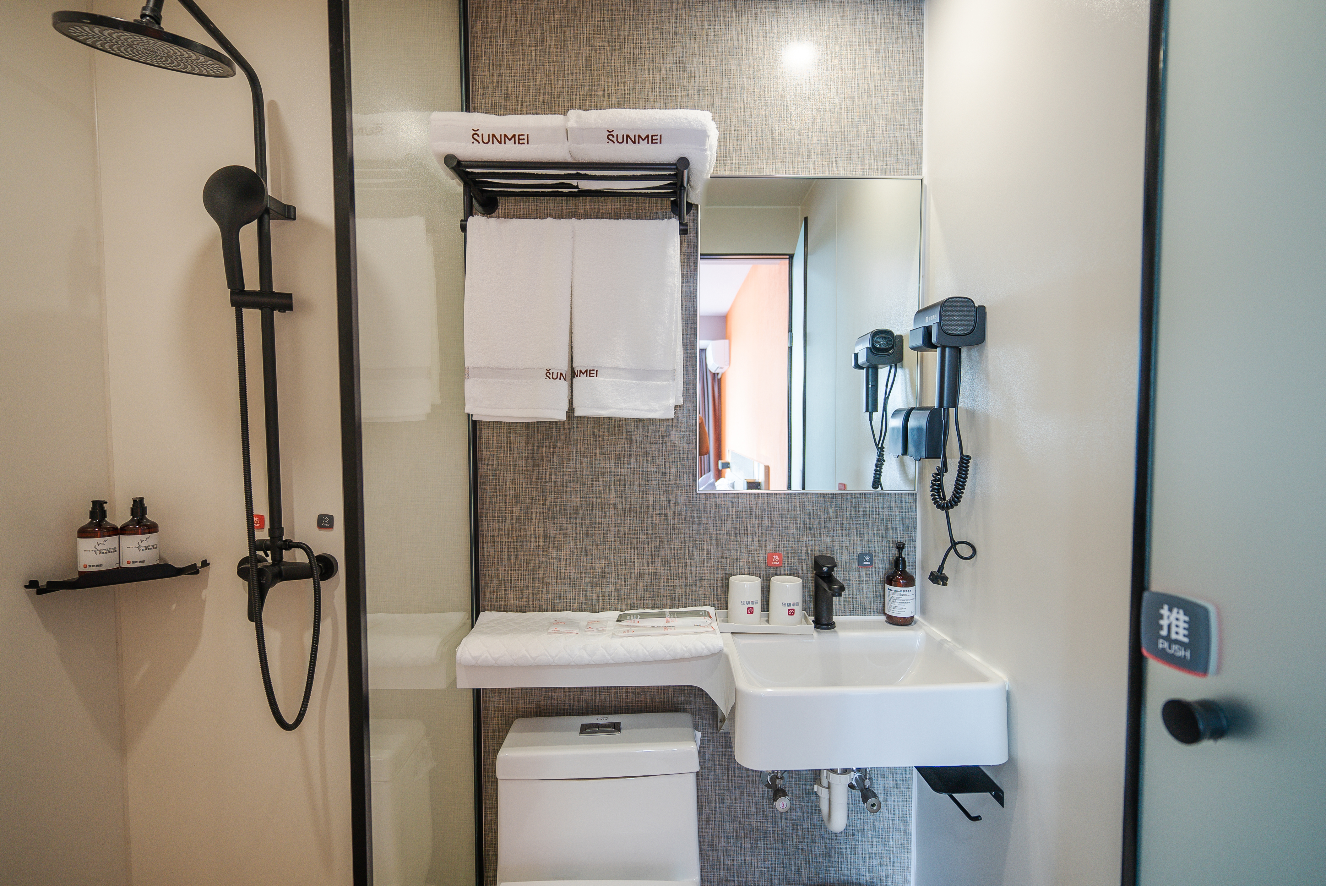 Junyi Chain Hotel (Qingdao Jimo Lingshan Street) 2*