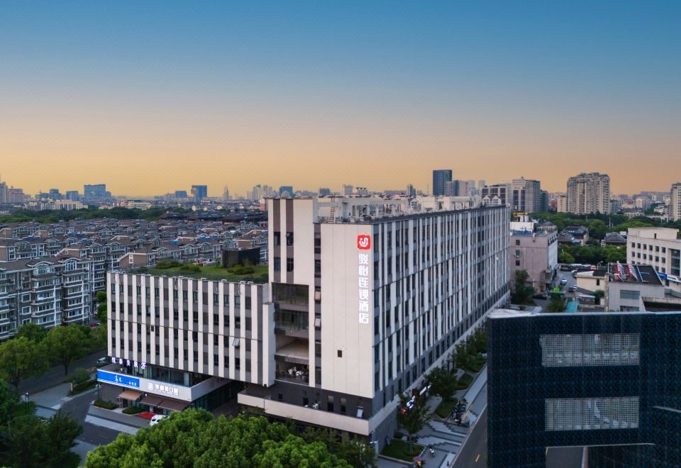 Junyi Chain Hotel (Zhangjiagang Yangshe Shimao Heguanghui) 2*