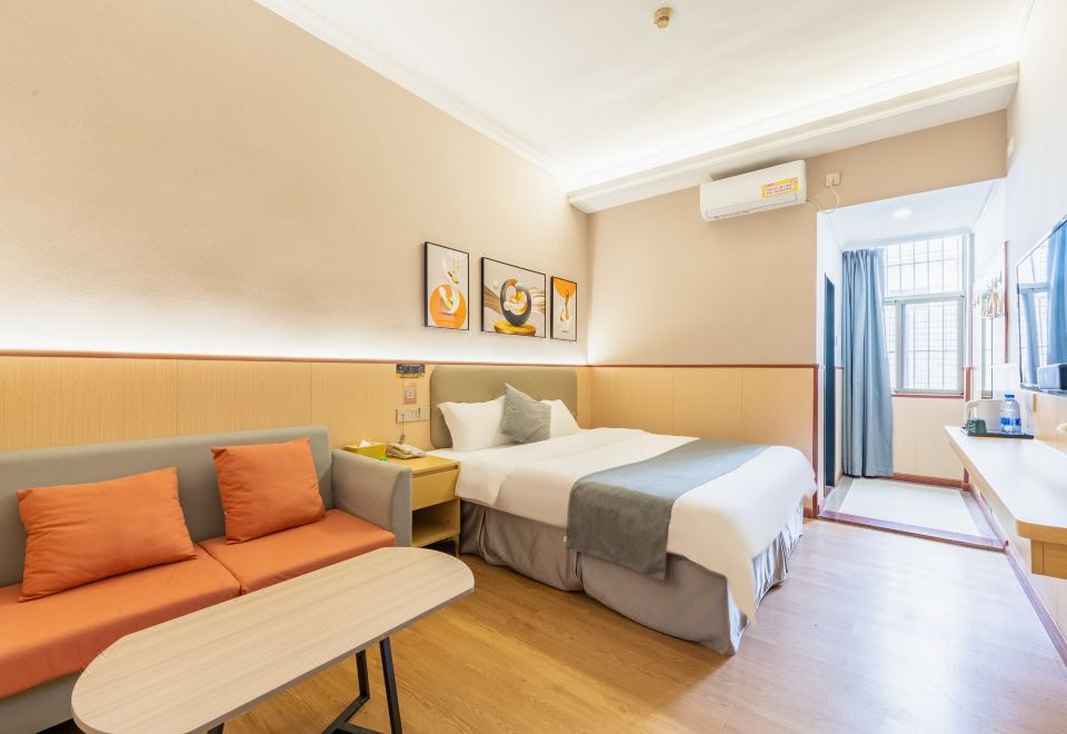 Radisson Blu Hotel (Chiwei Metro Station) 2*