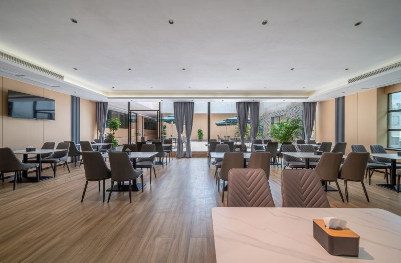 Eisman International Hotel 3*