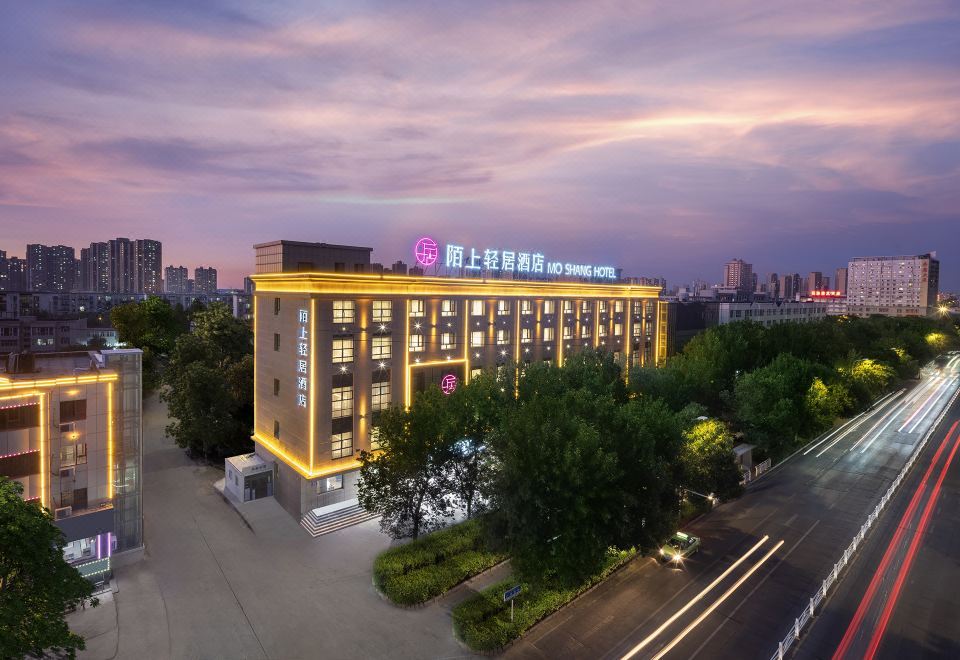 Moshang Light Residence Hotel (Urumqi Midong Wuyue Plaza Branch) 3*