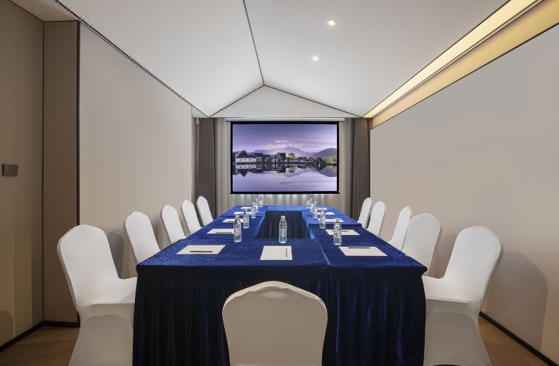 Moshang Light Residence Hotel (Urumqi Midong Wuyue Plaza Branch) 3*
