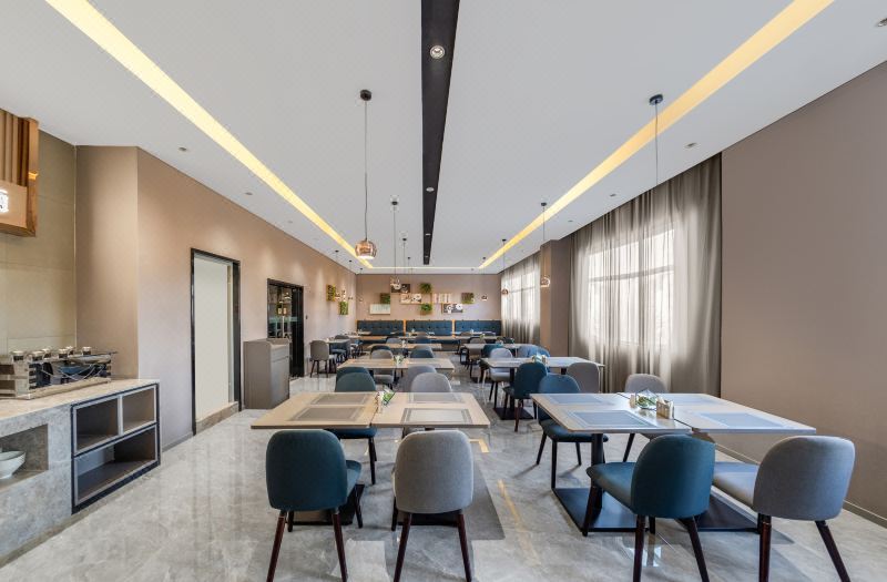 Home Inn Business & Travel Hotel (Aksu Century Square Taibai Shopping Center Branch) 3*