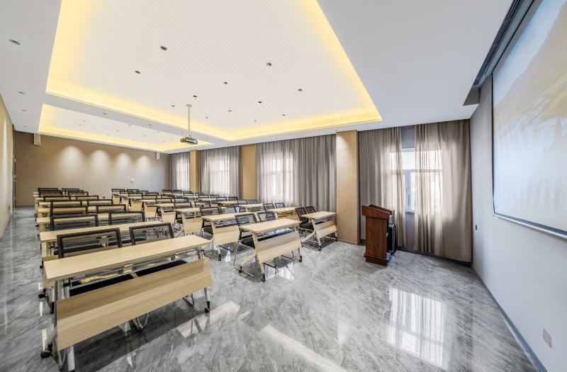 Home Inn Business & Travel Hotel (Aksu Century Square Taibai Shopping Center Branch) 3*