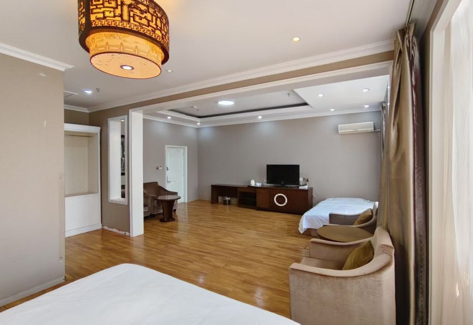Rujia Huayi Hotel (Xilinhot Municipal Government Xilin Plaza) 2*
