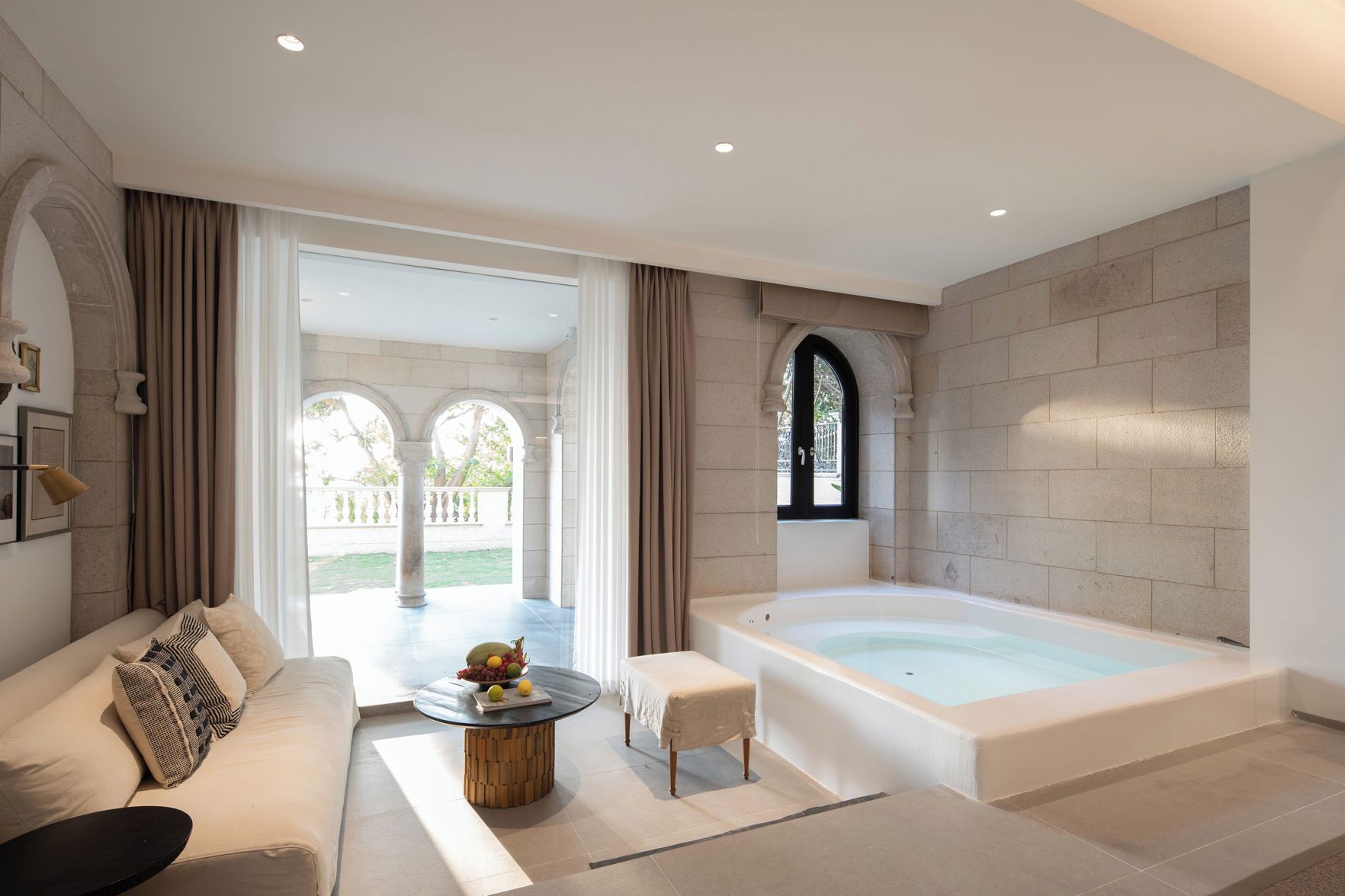Miyue Roman Holiday Bubble Pool hotel 3*