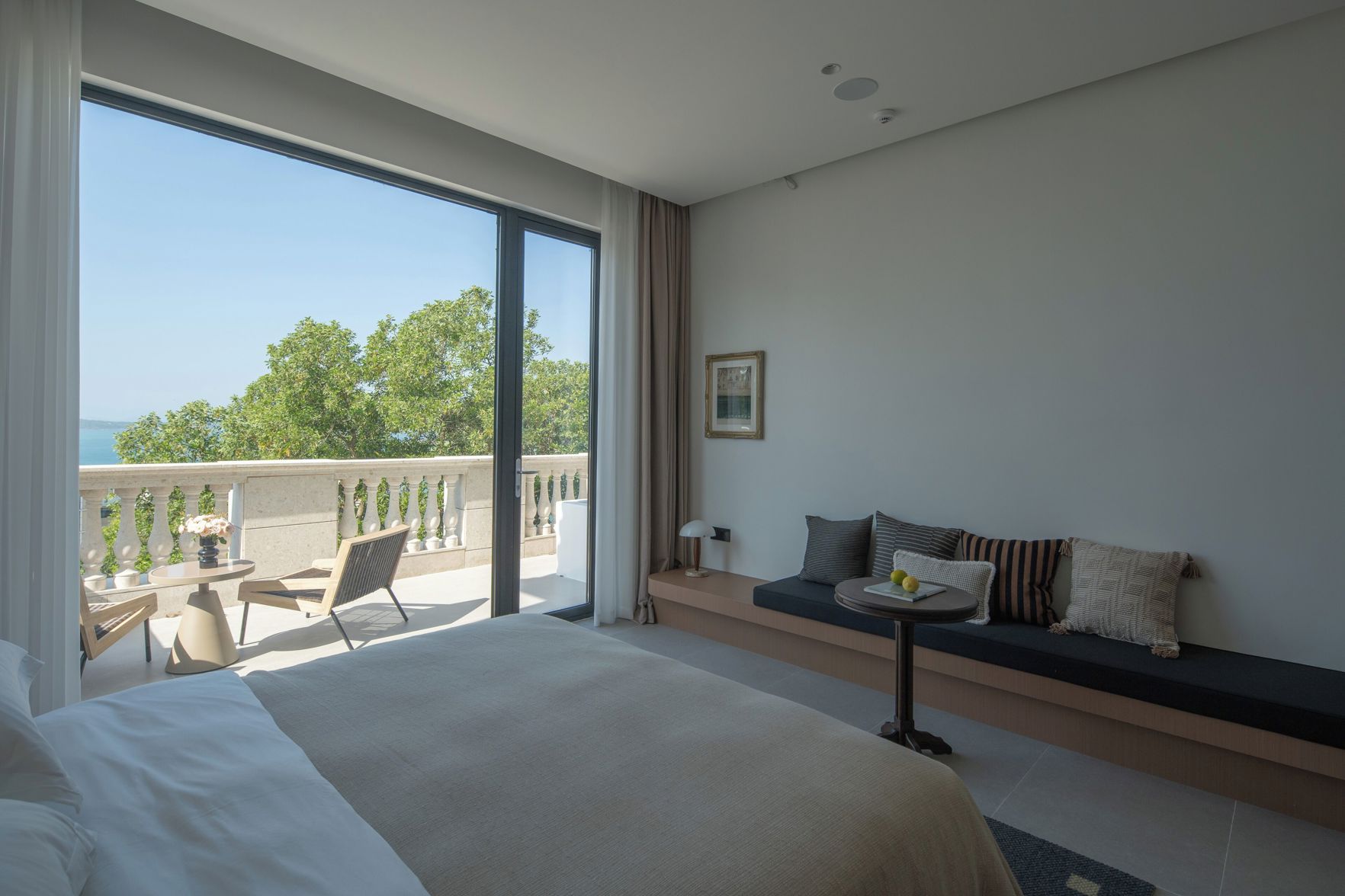 Miyue Roman Holiday Bubble Pool hotel 3*
