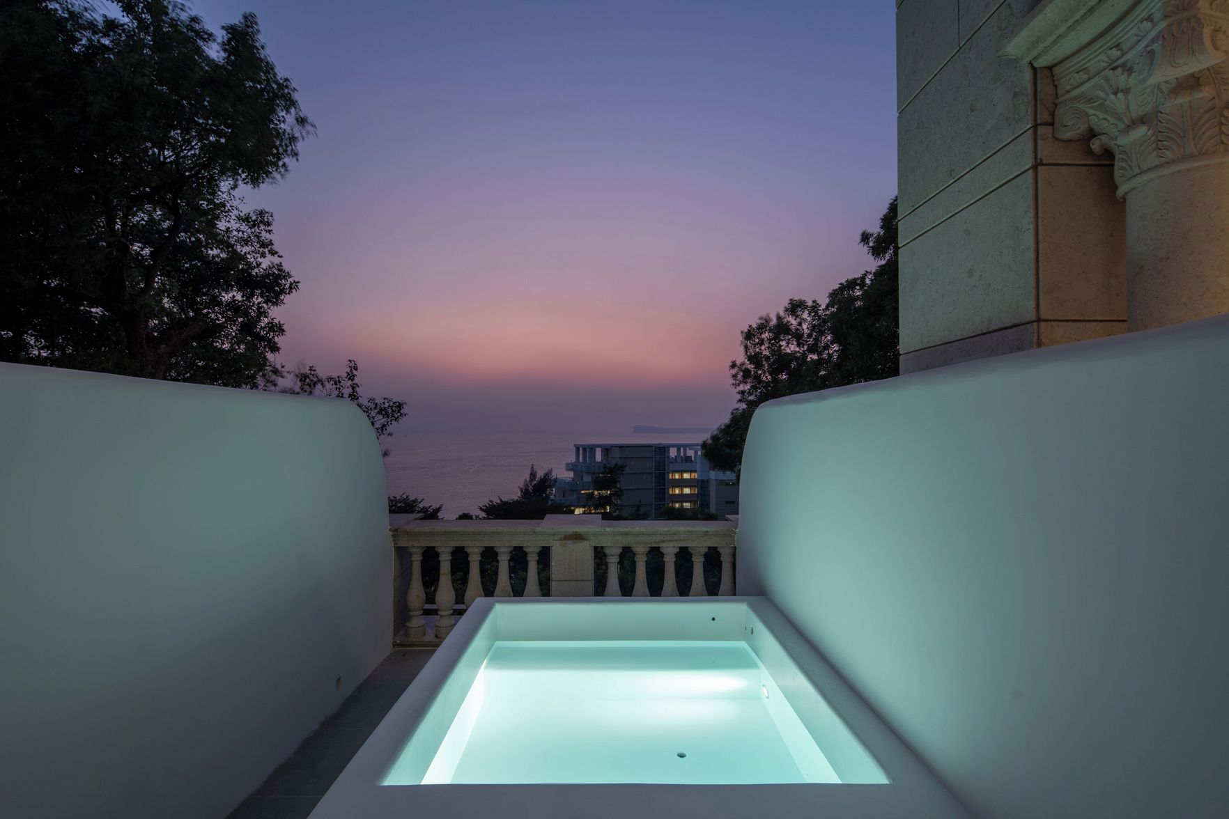 Miyue Roman Holiday Bubble Pool hotel 3*