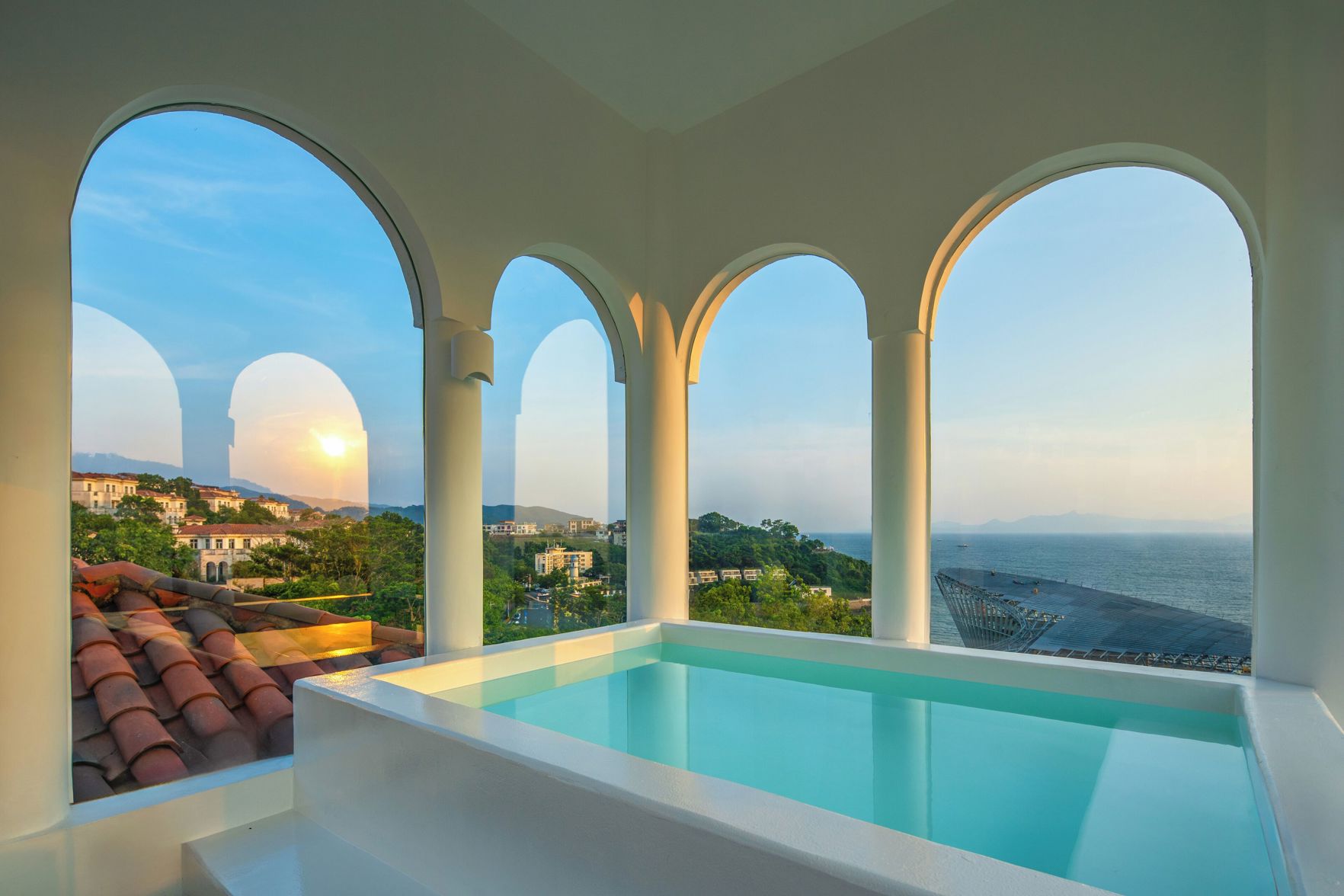 Miyue Roman Holiday Bubble Pool hotel 3*