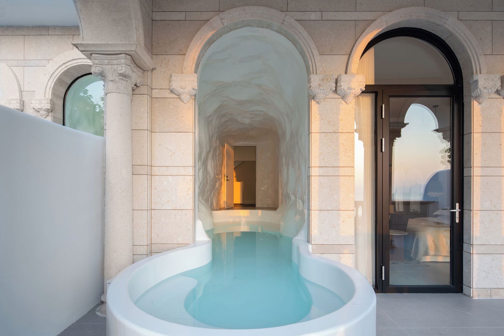 Miyue Roman Holiday Bubble Pool hotel 3*
