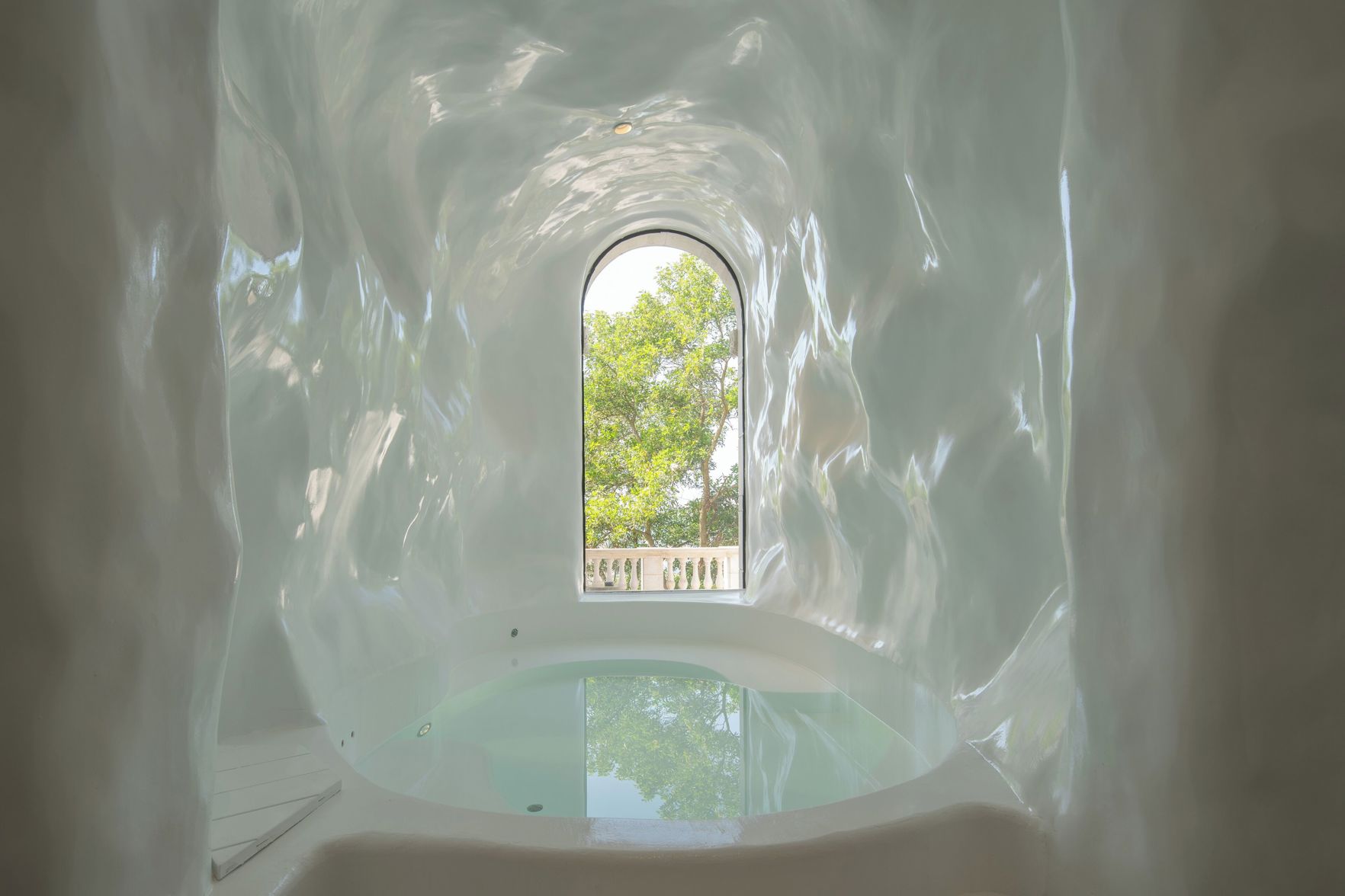 Miyue Roman Holiday Bubble Pool hotel 3*