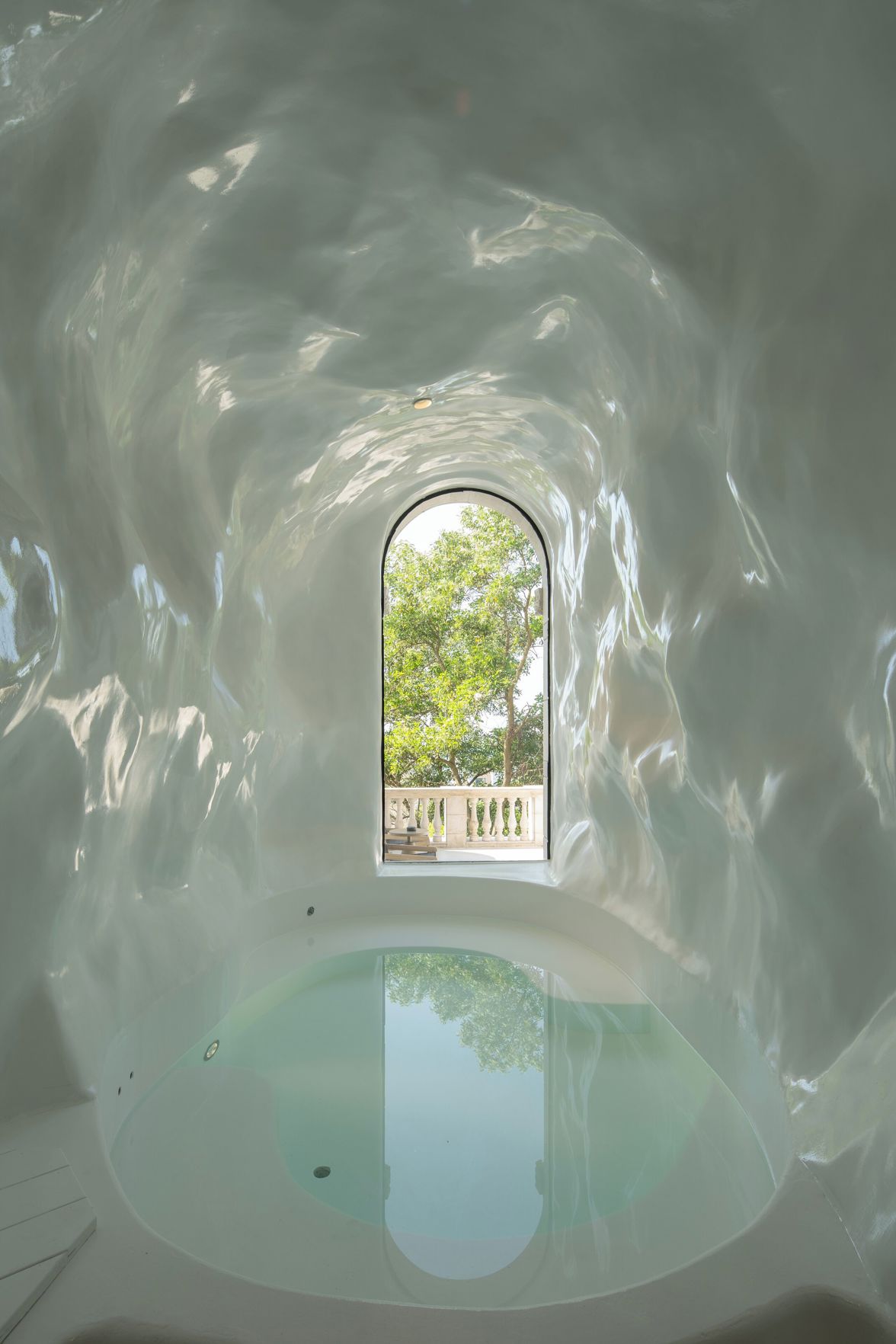 Miyue Roman Holiday Bubble Pool hotel 3*