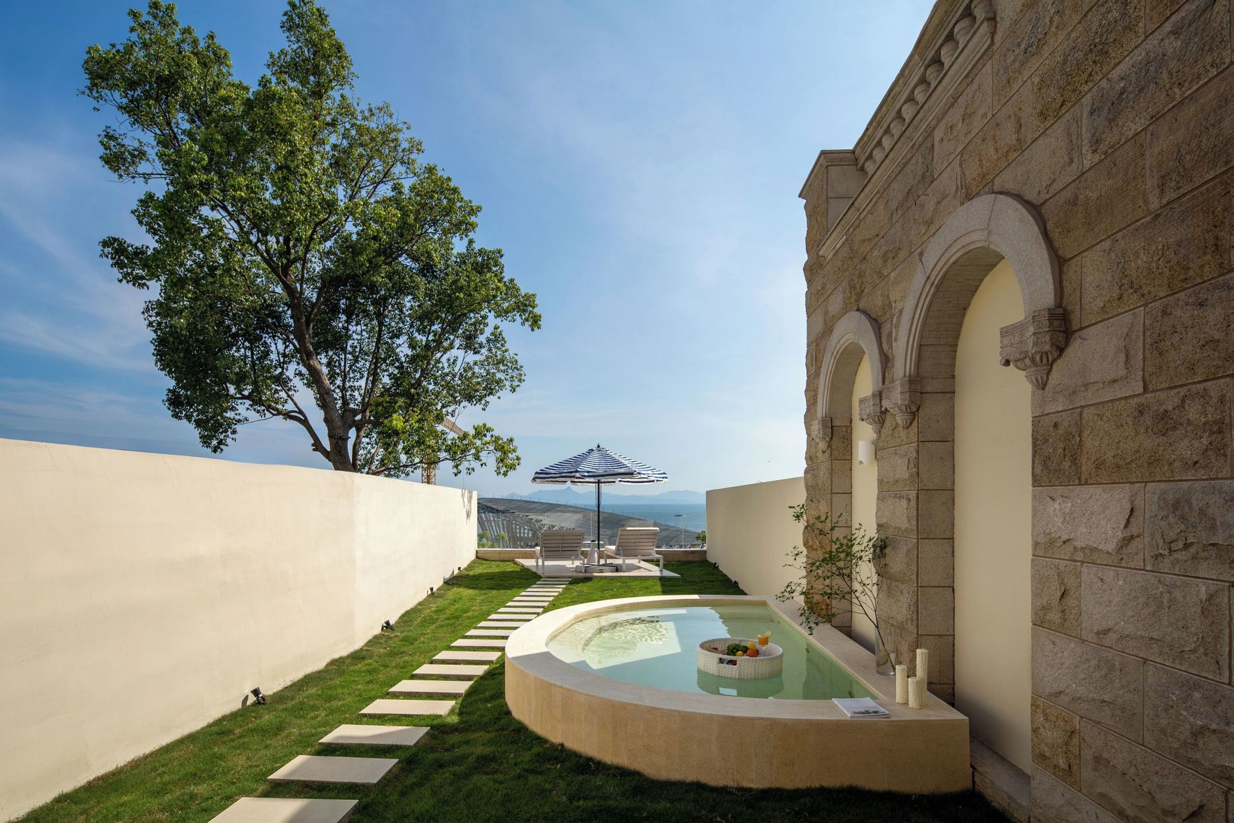 Miyue Roman Holiday Bubble Pool hotel 3*