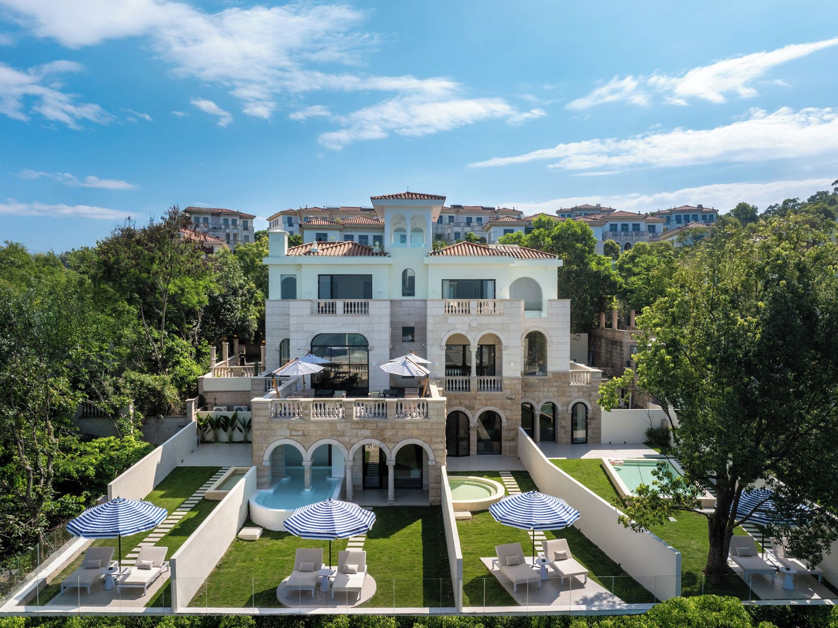 Miyue Roman Holiday Bubble Pool hotel 3*