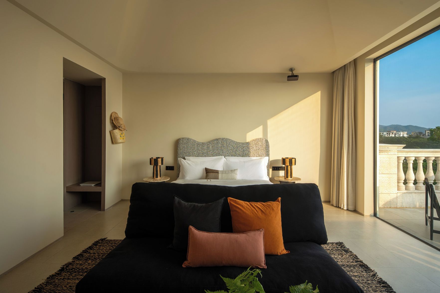 Miyue Roman Holiday Bubble Pool hotel 3*